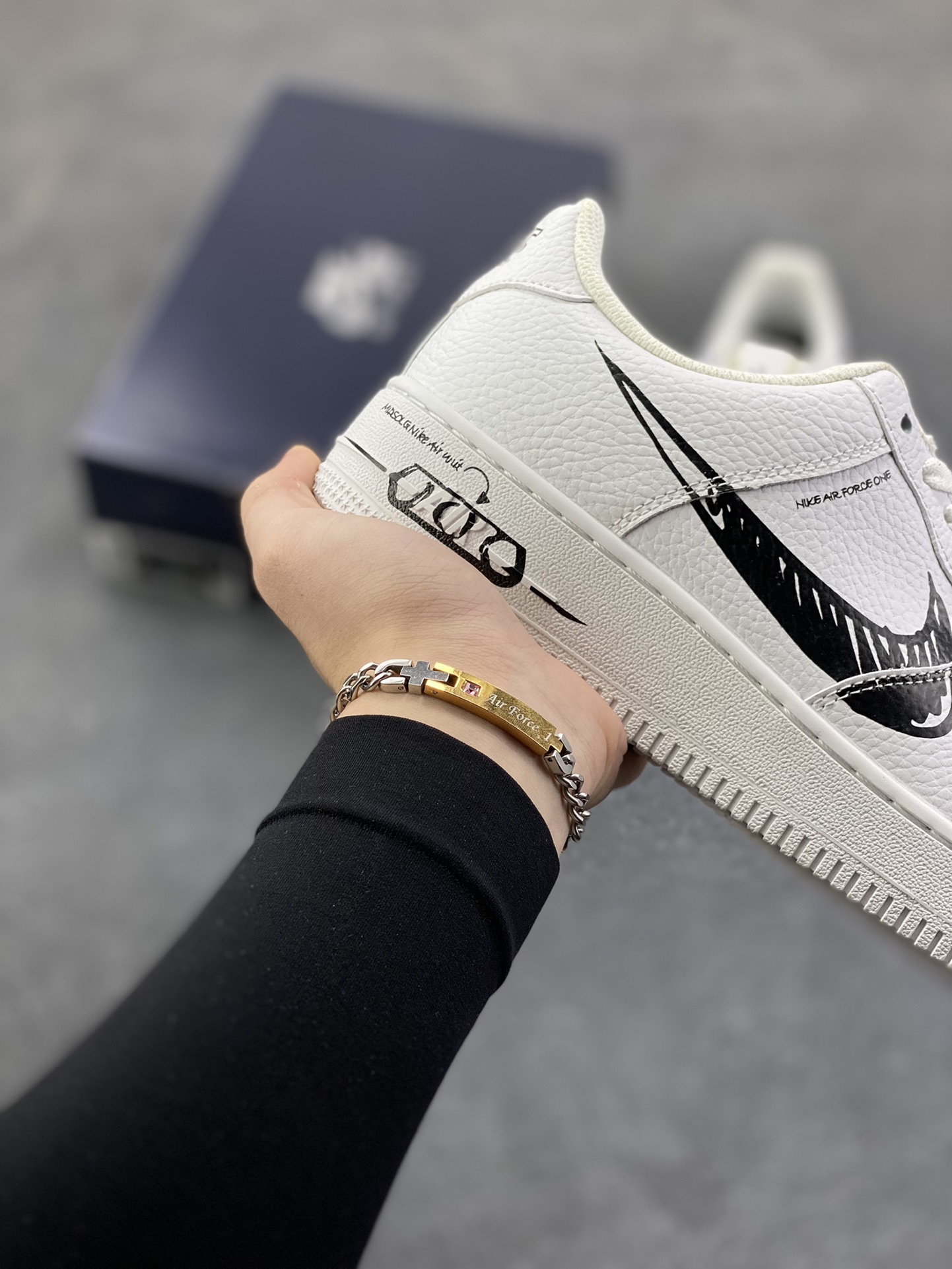 图片[6]-福利特价 Nike Air Force 1 Low 白黑涂鸦 空军一号低帮运动休闲板鞋 原楦头原纸板 打造纯正空军版型#专注外贸渠道 全掌内置蜂窝气垫 #原盒配件 原厂中底钢印、拉帮完美 货号：CW7581-101 尺码：36 36.5 37.5 38 38.5 39 40 40.5 41 42 42.5 43 44 44.5 45-选品中心