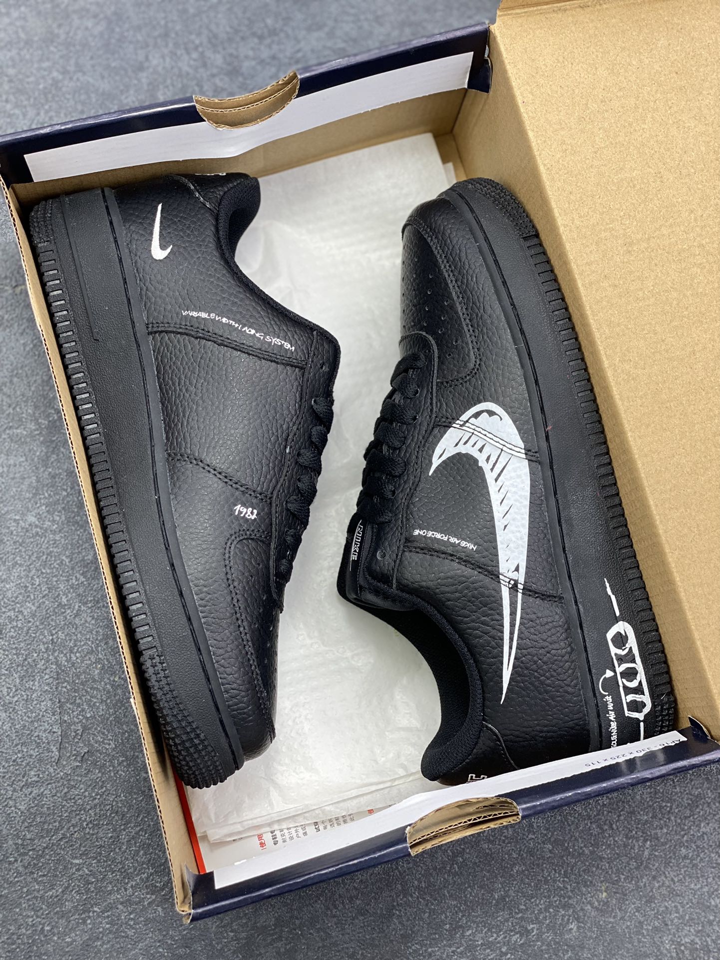 图片[9]-福利特价 Nike Air Force 1 Low 黑白涂鸦 空军一号低帮运动休闲板鞋 原楦头原纸板 打造纯正空军版型#专注外贸渠道 全掌内置蜂窝气垫 #原盒配件 原厂中底钢印、拉帮完美 货号：CW7581-001 尺码：36 36.5 37.5 38 38.5 39 40 40.5 41 42 42.5 43 44 44.5 45-选品中心