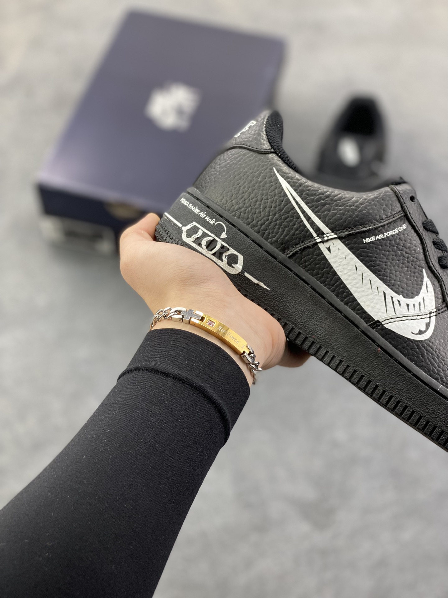 图片[6]-福利特价 Nike Air Force 1 Low 黑白涂鸦 空军一号低帮运动休闲板鞋 原楦头原纸板 打造纯正空军版型#专注外贸渠道 全掌内置蜂窝气垫 #原盒配件 原厂中底钢印、拉帮完美 货号：CW7581-001 尺码：36 36.5 37.5 38 38.5 39 40 40.5 41 42 42.5 43 44 44.5 45-选品中心