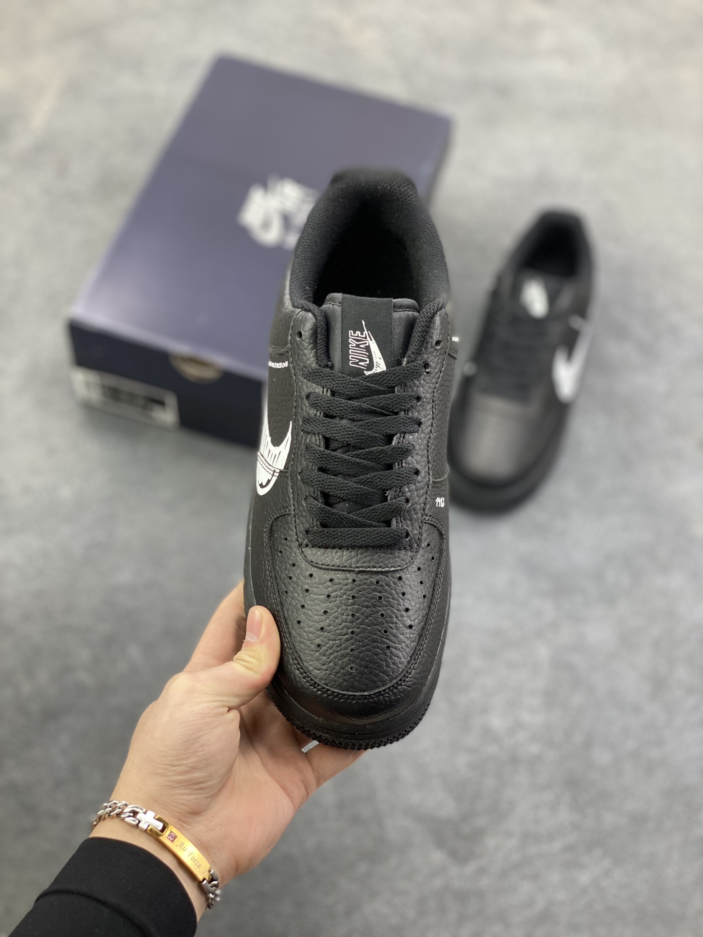 图片[2]-福利特价 Nike Air Force 1 Low 黑白涂鸦 空军一号低帮运动休闲板鞋 原楦头原纸板 打造纯正空军版型#专注外贸渠道 全掌内置蜂窝气垫 #原盒配件 原厂中底钢印、拉帮完美 货号：CW7581-001 尺码：36 36.5 37.5 38 38.5 39 40 40.5 41 42 42.5 43 44 44.5 45-选品中心