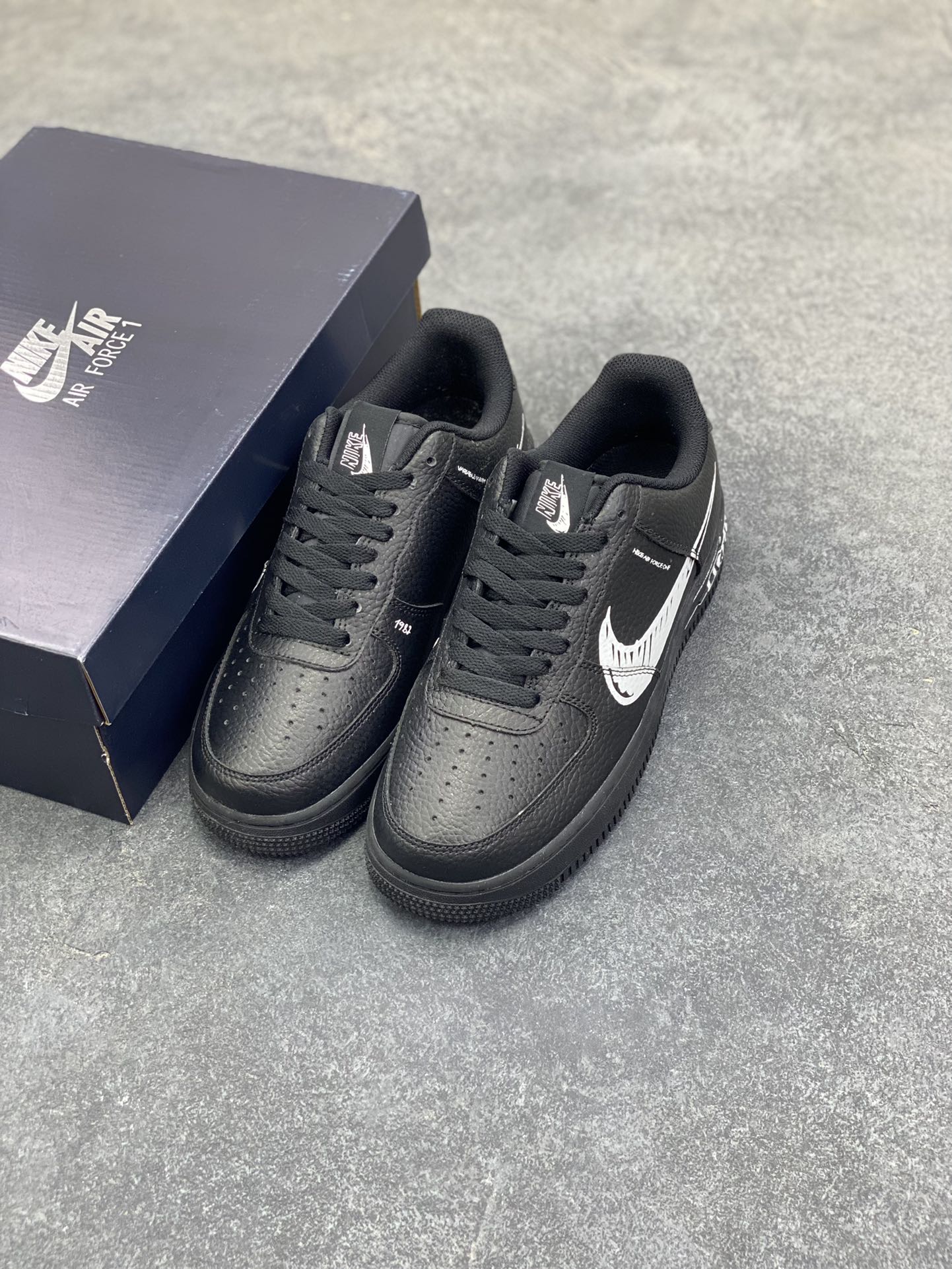 图片[8]-福利特价 Nike Air Force 1 Low 黑白涂鸦 空军一号低帮运动休闲板鞋 原楦头原纸板 打造纯正空军版型#专注外贸渠道 全掌内置蜂窝气垫 #原盒配件 原厂中底钢印、拉帮完美 货号：CW7581-001 尺码：36 36.5 37.5 38 38.5 39 40 40.5 41 42 42.5 43 44 44.5 45-选品中心