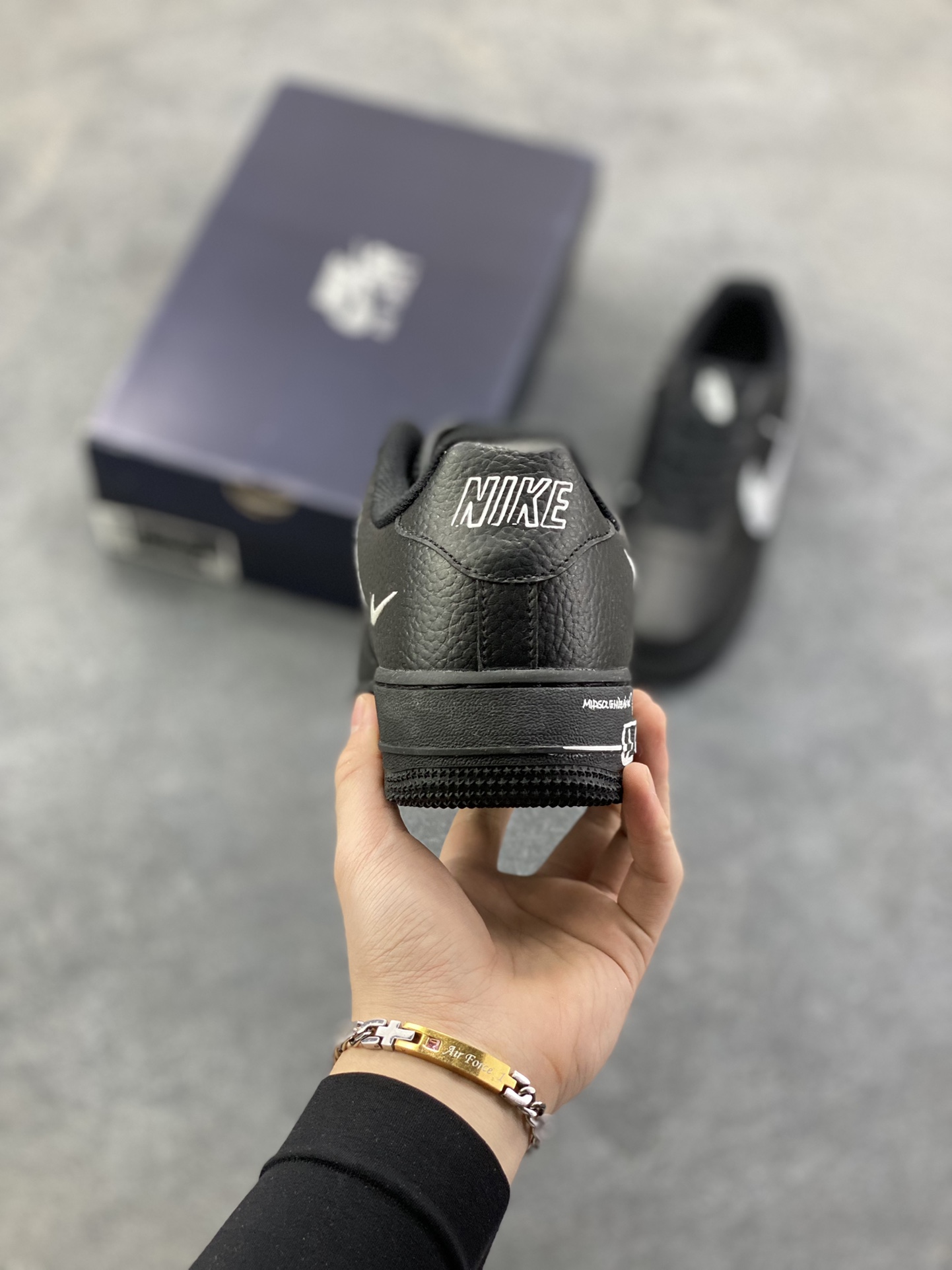 图片[4]-福利特价 Nike Air Force 1 Low 黑白涂鸦 空军一号低帮运动休闲板鞋 原楦头原纸板 打造纯正空军版型#专注外贸渠道 全掌内置蜂窝气垫 #原盒配件 原厂中底钢印、拉帮完美 货号：CW7581-001 尺码：36 36.5 37.5 38 38.5 39 40 40.5 41 42 42.5 43 44 44.5 45-选品中心