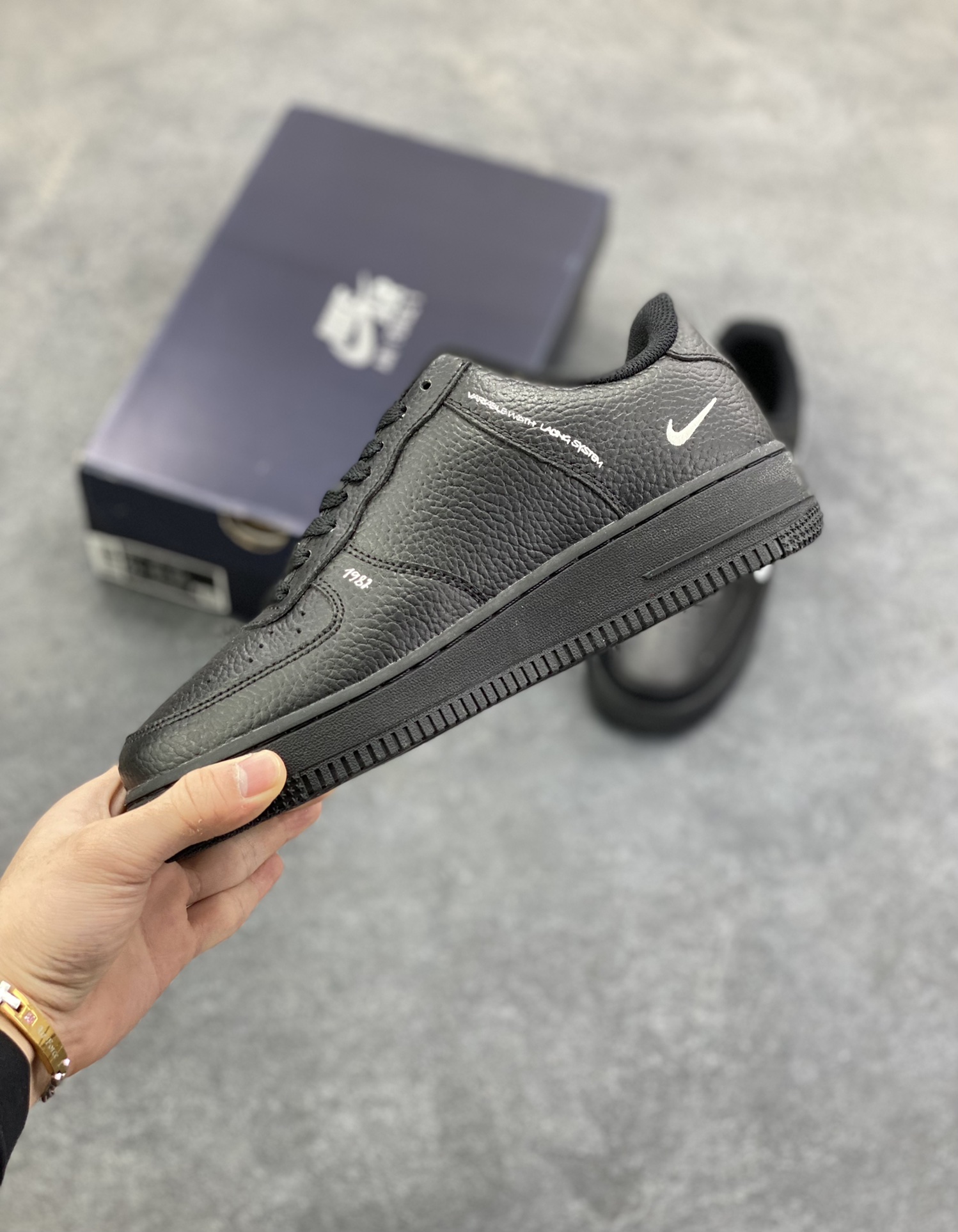 图片[3]-福利特价 Nike Air Force 1 Low 黑白涂鸦 空军一号低帮运动休闲板鞋 原楦头原纸板 打造纯正空军版型#专注外贸渠道 全掌内置蜂窝气垫 #原盒配件 原厂中底钢印、拉帮完美 货号：CW7581-001 尺码：36 36.5 37.5 38 38.5 39 40 40.5 41 42 42.5 43 44 44.5 45-选品中心