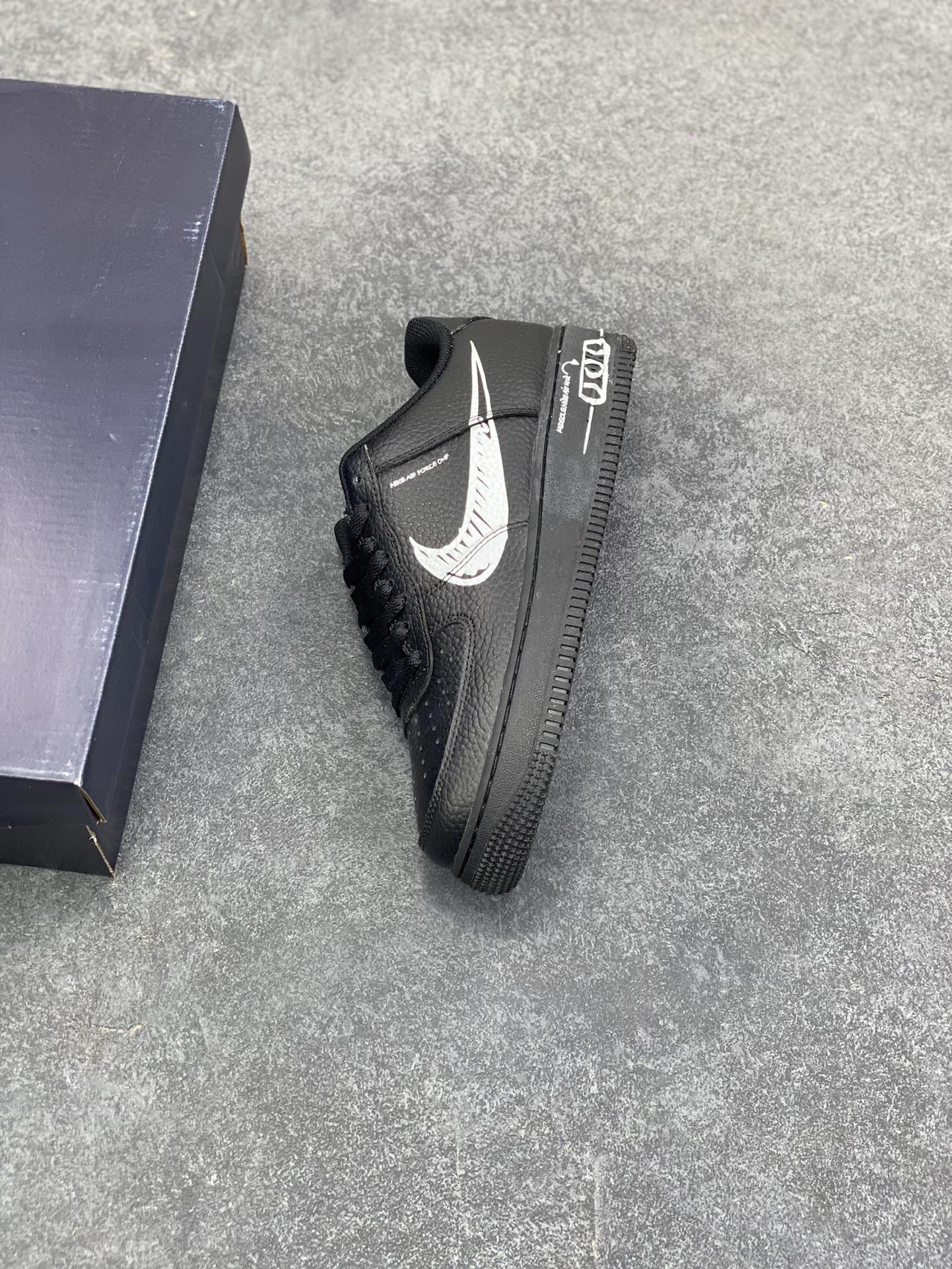 图片[7]-福利特价 Nike Air Force 1 Low 黑白涂鸦 空军一号低帮运动休闲板鞋 原楦头原纸板 打造纯正空军版型#专注外贸渠道 全掌内置蜂窝气垫 #原盒配件 原厂中底钢印、拉帮完美 货号：CW7581-001 尺码：36 36.5 37.5 38 38.5 39 40 40.5 41 42 42.5 43 44 44.5 45-选品中心