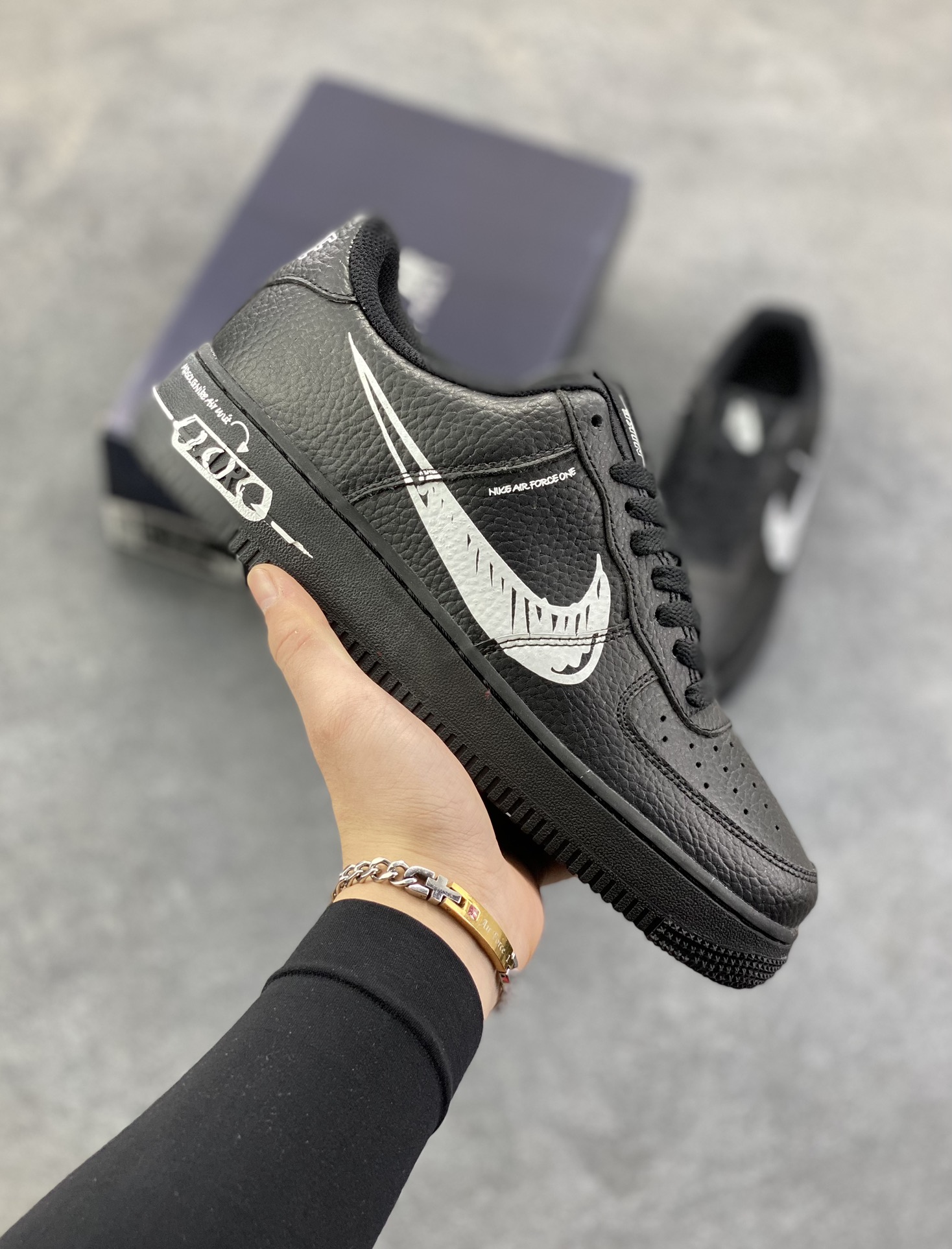 福利特价 Nike Air Force 1 Low 黑白涂鸦 空军一号低帮运动休闲板鞋 原楦头原纸板 打造纯正空军版型#专注外贸渠道 全掌内置蜂窝气垫 #原盒配件 原厂中底钢印、拉帮完美 货号：CW7581-001 尺码：36 36.5 37.5 38 38.5 39 40 40.5 41 42 42.5 43 44 44.5 45-选品中心