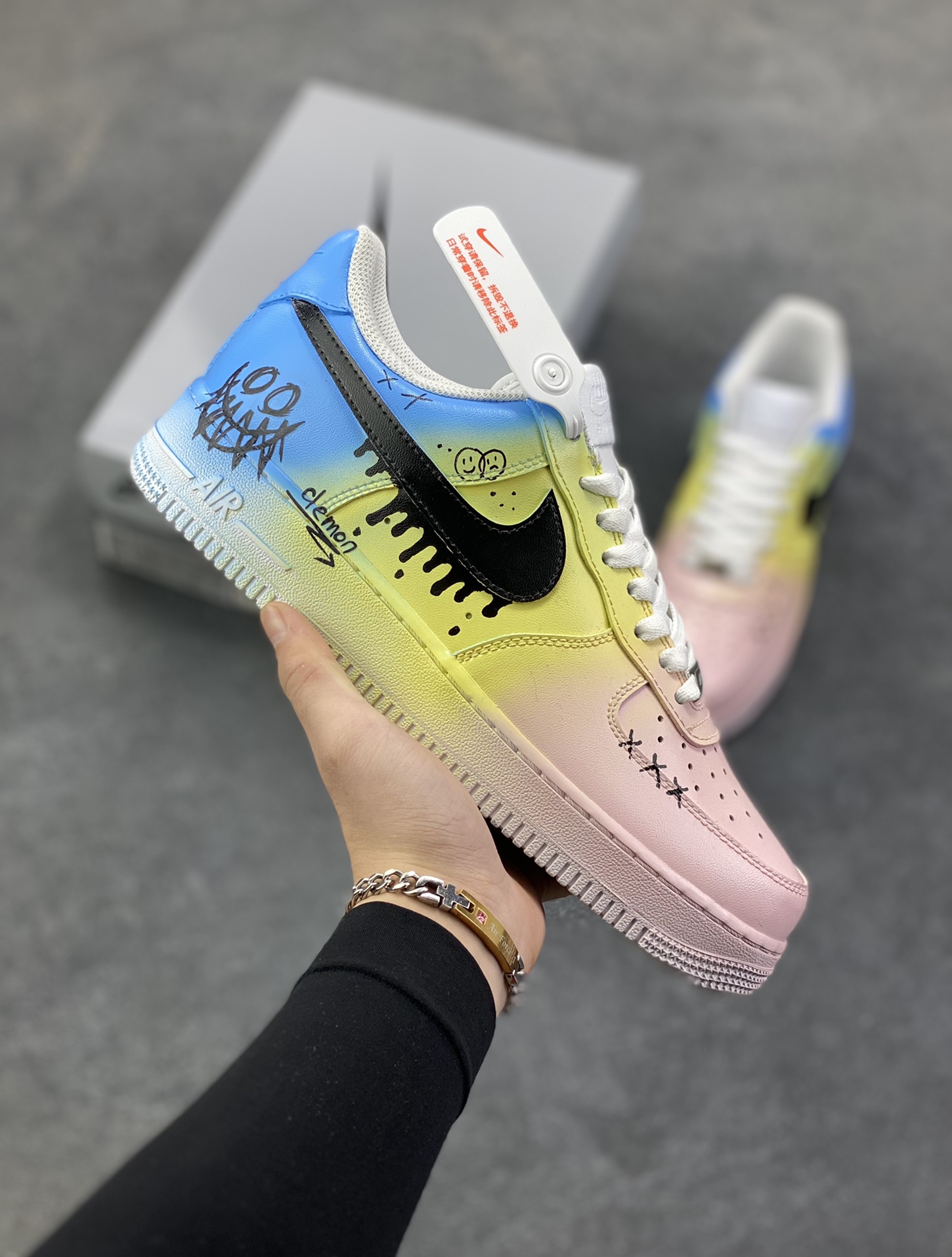 【定制球鞋】Nike Air Force 1 糖渍恶魔 MH计划 多巴胺 手绘涂鸦 渐变效果 耐磨轻便 低帮 板鞋 男女同款 粉 黄 蓝难度大 原楦头原纸板 原装鞋盒 定制五金配件 内置全掌气垫 原厂鞋底 货号：CW2288-111 尺码：36 36.5 37.5 38 38.5 39 40 40.5 41 42 42.5 43 44 44.5 45-选品中心