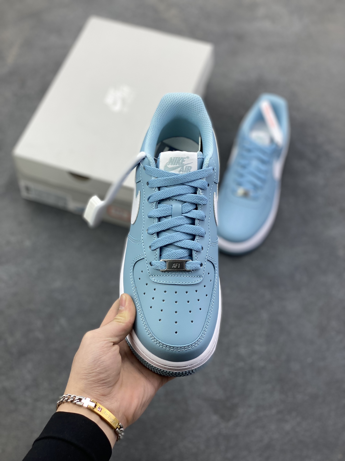 图片[2]-HY版本💯 Nike Air Force 1 Low 蓝白勾 空军一号低帮运动休闲板鞋 原楦头原纸板 打造纯正空军版型#专注外贸渠道 全掌内置蜂窝气垫 #原盒配件 原厂中底钢印、拉帮完美 货号：FJ4146-403 尺码：36 36.5 37.5 38 38.5 39 40 40.5 41 42 42.5 43 44 44.5 45 46-选品中心