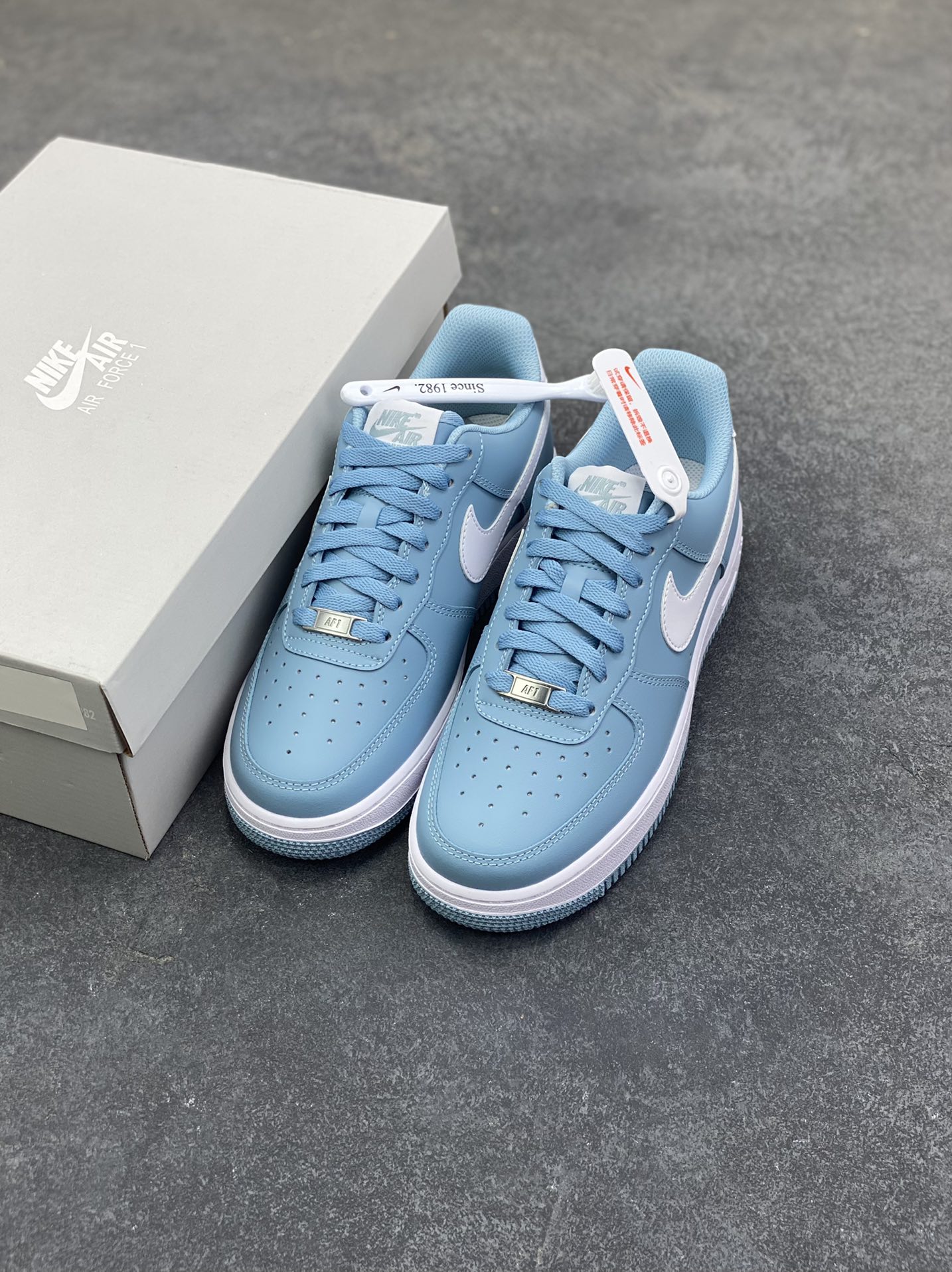 图片[8]-HY版本💯 Nike Air Force 1 Low 蓝白勾 空军一号低帮运动休闲板鞋 原楦头原纸板 打造纯正空军版型#专注外贸渠道 全掌内置蜂窝气垫 #原盒配件 原厂中底钢印、拉帮完美 货号：FJ4146-403 尺码：36 36.5 37.5 38 38.5 39 40 40.5 41 42 42.5 43 44 44.5 45 46-选品中心