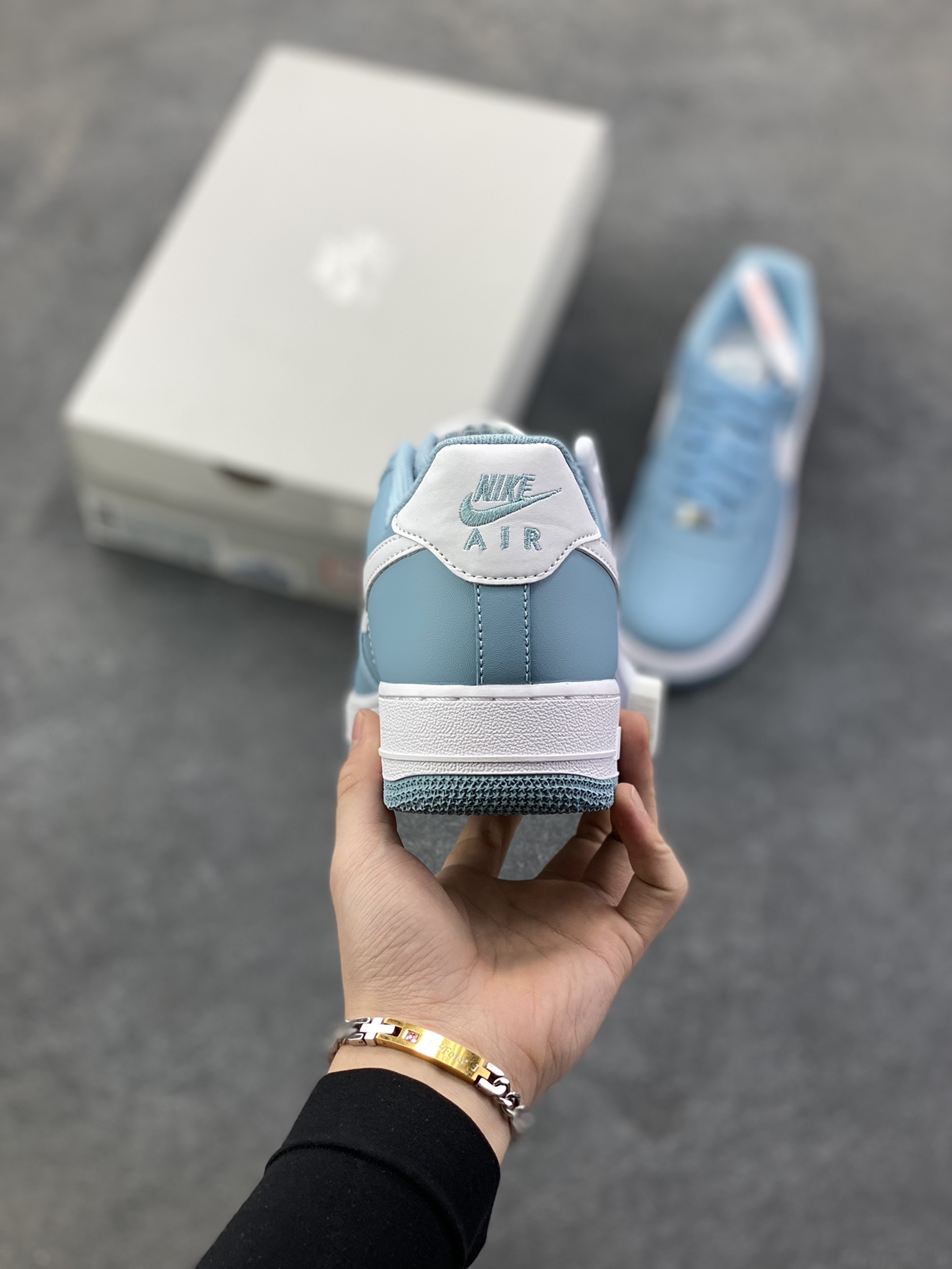 图片[4]-HY版本💯 Nike Air Force 1 Low 蓝白勾 空军一号低帮运动休闲板鞋 原楦头原纸板 打造纯正空军版型#专注外贸渠道 全掌内置蜂窝气垫 #原盒配件 原厂中底钢印、拉帮完美 货号：FJ4146-403 尺码：36 36.5 37.5 38 38.5 39 40 40.5 41 42 42.5 43 44 44.5 45 46-选品中心