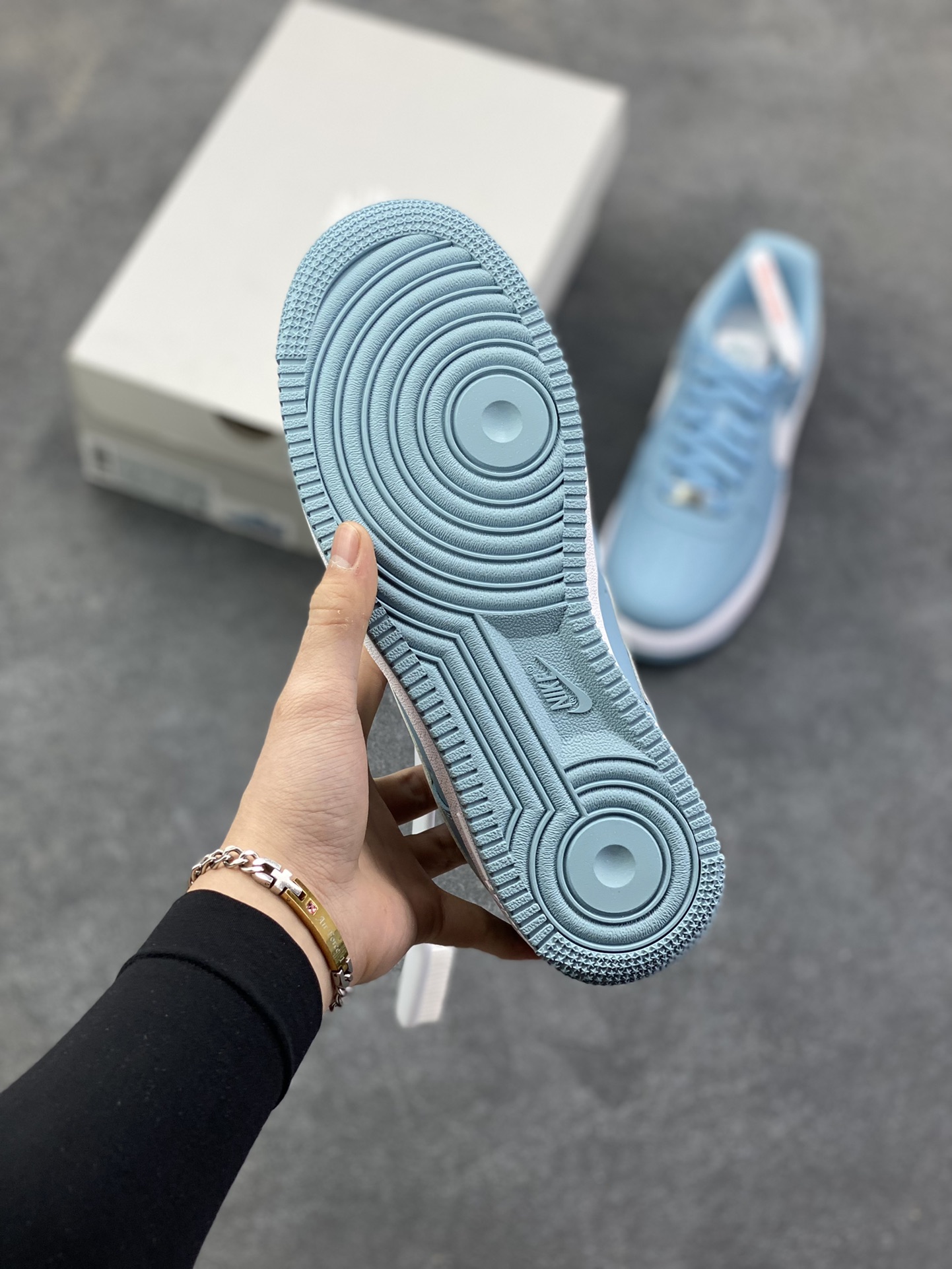图片[5]-HY版本💯 Nike Air Force 1 Low 蓝白勾 空军一号低帮运动休闲板鞋 原楦头原纸板 打造纯正空军版型#专注外贸渠道 全掌内置蜂窝气垫 #原盒配件 原厂中底钢印、拉帮完美 货号：FJ4146-403 尺码：36 36.5 37.5 38 38.5 39 40 40.5 41 42 42.5 43 44 44.5 45 46-选品中心