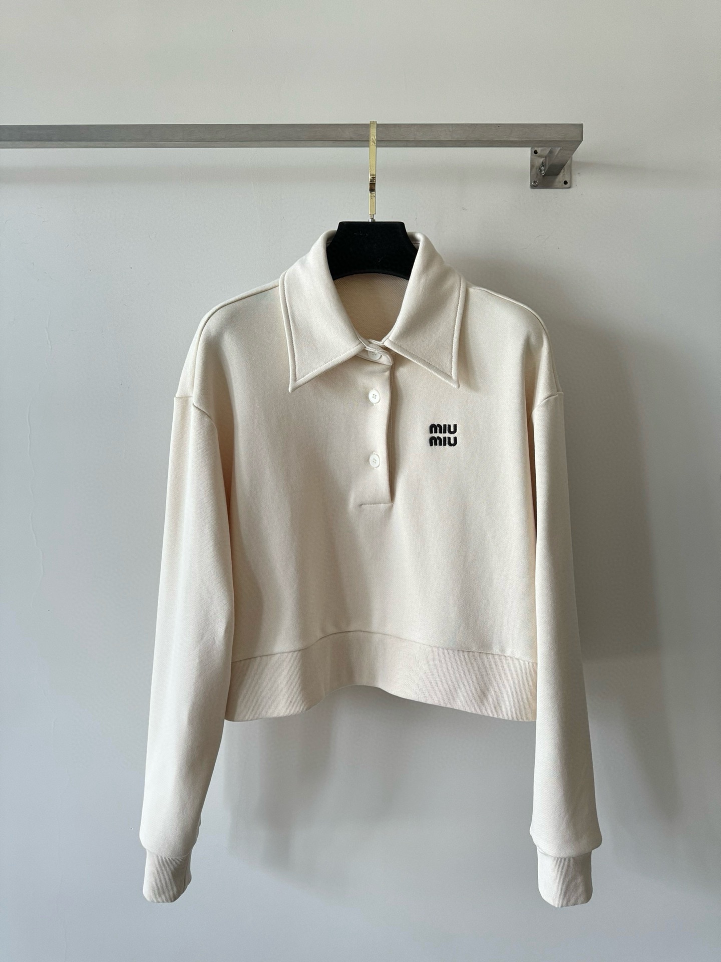 NO:591103,MiuMi* new autumn and winter sweatshirt top with Polo collar design, front buttons with perfect logo embroidery, loose fit, sports style, casual and comfortable SML-,,miumiu,hoodie,sweatshirts,alexander wang19860909MiuMi*秋冬新款卫衣上衣Polo领设计,前片扣子搭配完美logo刺绣 版型宽松 运动风格 休闲舒适SML-,,miumiu,hoodie,sweatshirts,alexander wang,Women's clothing