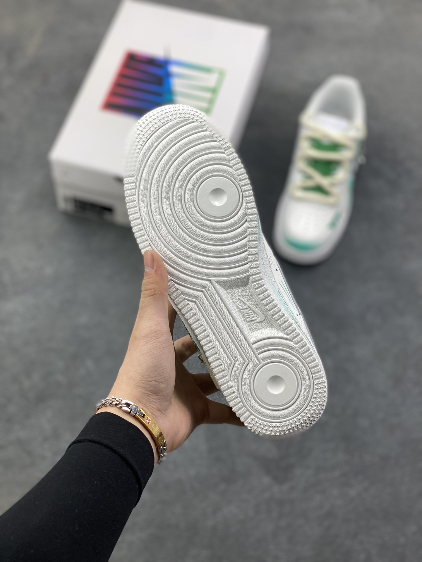 图片[5]-手绘涂鸦“水瓶座”十二星座系列 Nike Air Force 1 “Aquarius”空军一号定制板鞋 白绿渐变如星云晕染鞋身，手绘星座线条缠绕出水瓶座的疏离与浪漫，点缀的星芒与吊坠细节，把宇宙的松弛感踩进日常。牛皮革的质感裹着自在脚感，既是潮鞋也是独属于水瓶的「星轨注脚」——随性、独特，像把一片青空星迹穿在了脚上 货号：星座120-218 尺码：36 36.5 37.5 38 38.5 39 40 40.5 41 42 42.5 43 44 44.5 45-选品中心