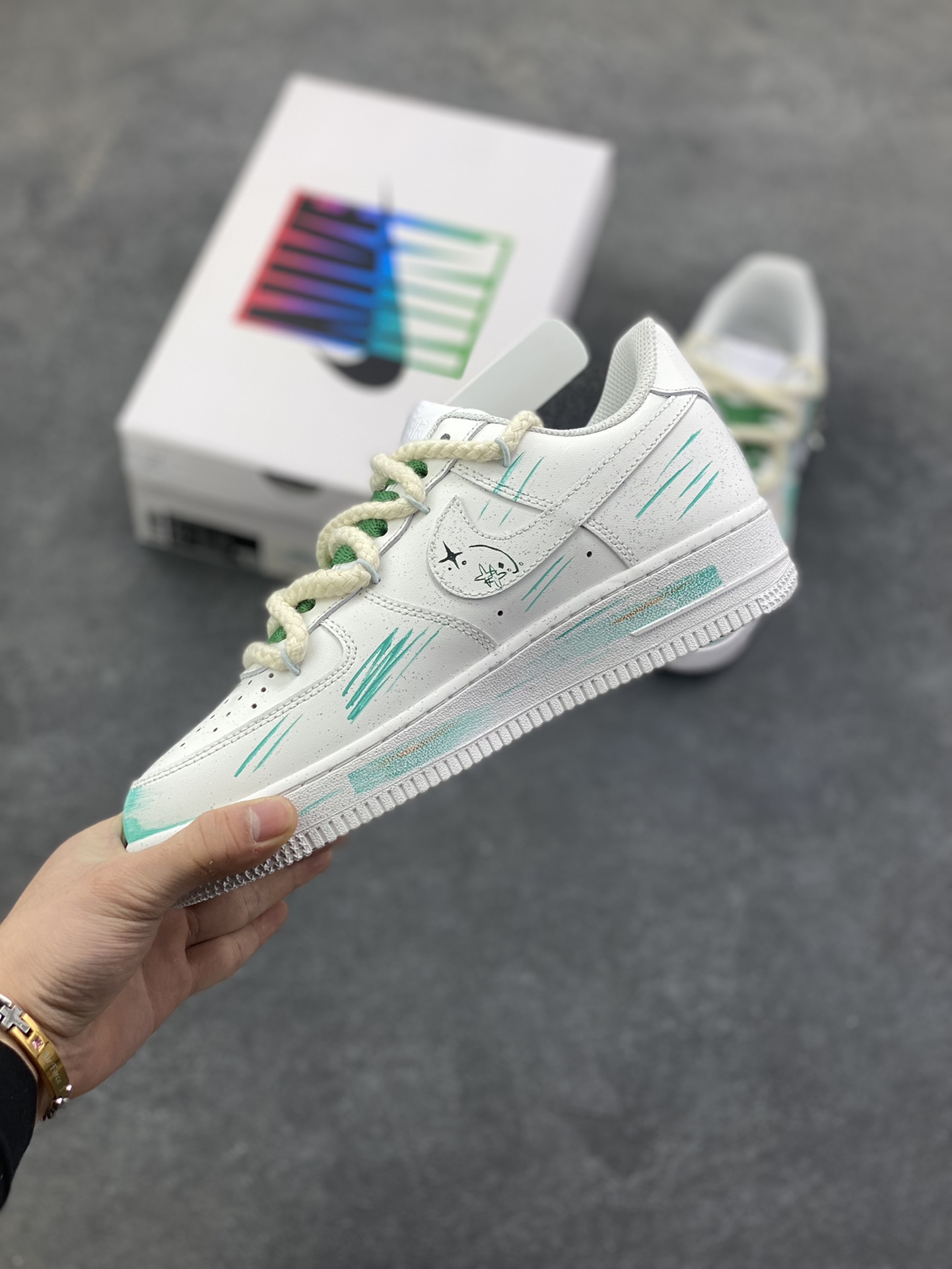 图片[3]-手绘涂鸦“水瓶座”十二星座系列 Nike Air Force 1 “Aquarius”空军一号定制板鞋 白绿渐变如星云晕染鞋身，手绘星座线条缠绕出水瓶座的疏离与浪漫，点缀的星芒与吊坠细节，把宇宙的松弛感踩进日常。牛皮革的质感裹着自在脚感，既是潮鞋也是独属于水瓶的「星轨注脚」——随性、独特，像把一片青空星迹穿在了脚上 货号：星座120-218 尺码：36 36.5 37.5 38 38.5 39 40 40.5 41 42 42.5 43 44 44.5 45-选品中心