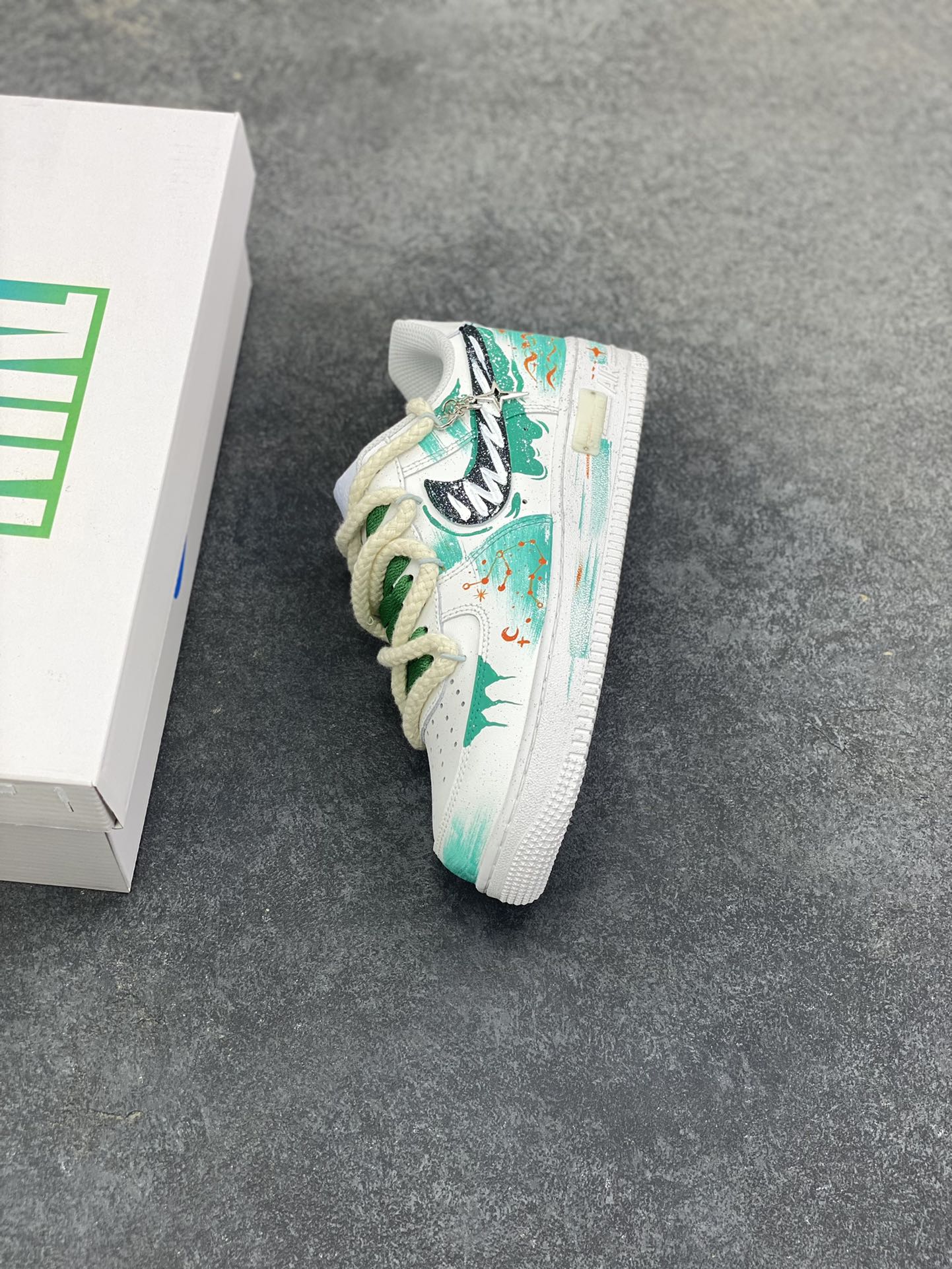 图片[7]-手绘涂鸦“水瓶座”十二星座系列 Nike Air Force 1 “Aquarius”空军一号定制板鞋 白绿渐变如星云晕染鞋身，手绘星座线条缠绕出水瓶座的疏离与浪漫，点缀的星芒与吊坠细节，把宇宙的松弛感踩进日常。牛皮革的质感裹着自在脚感，既是潮鞋也是独属于水瓶的「星轨注脚」——随性、独特，像把一片青空星迹穿在了脚上 货号：星座120-218 尺码：36 36.5 37.5 38 38.5 39 40 40.5 41 42 42.5 43 44 44.5 45-选品中心