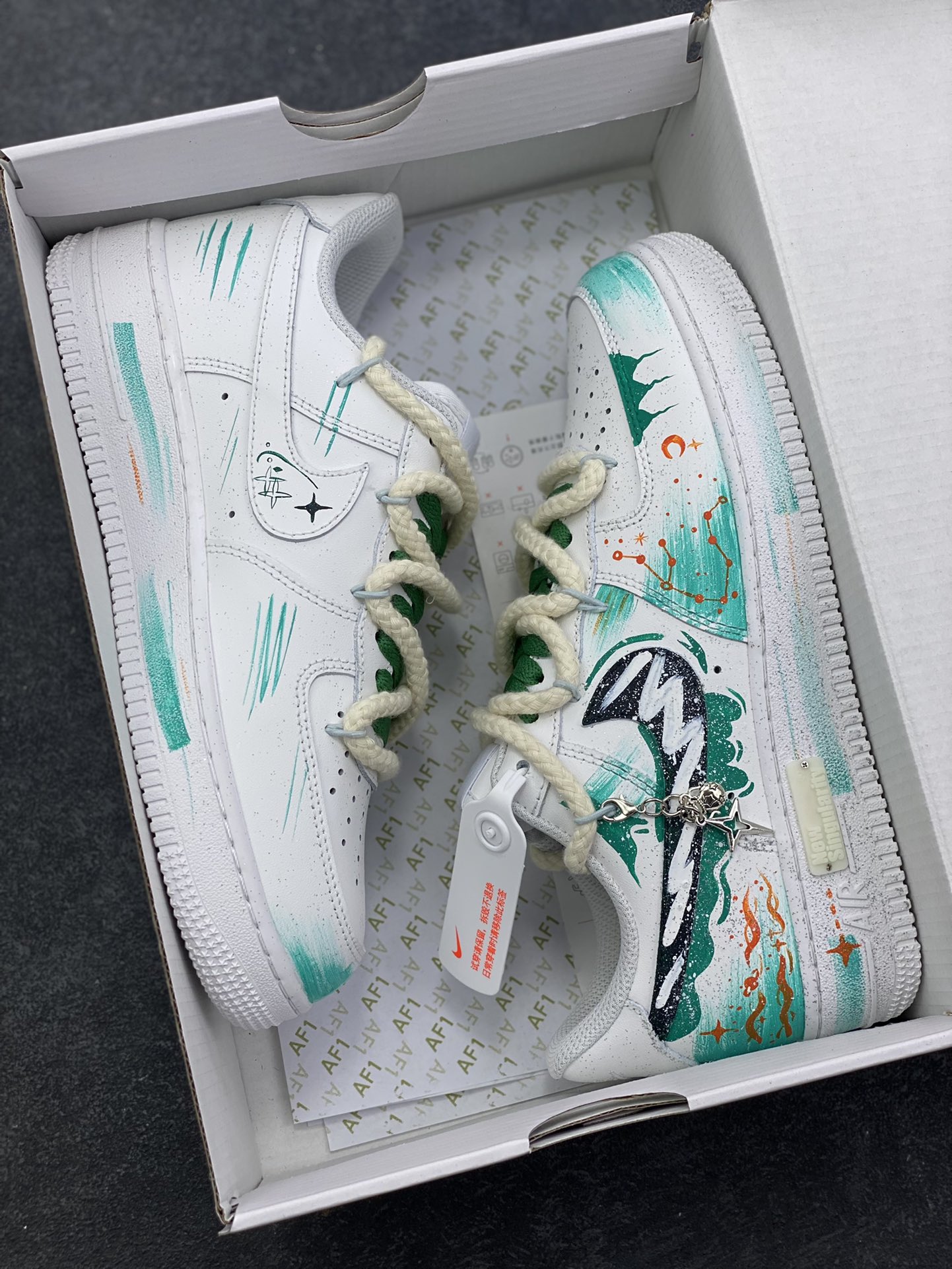 图片[9]-手绘涂鸦“水瓶座”十二星座系列 Nike Air Force 1 “Aquarius”空军一号定制板鞋 白绿渐变如星云晕染鞋身，手绘星座线条缠绕出水瓶座的疏离与浪漫，点缀的星芒与吊坠细节，把宇宙的松弛感踩进日常。牛皮革的质感裹着自在脚感，既是潮鞋也是独属于水瓶的「星轨注脚」——随性、独特，像把一片青空星迹穿在了脚上 货号：星座120-218 尺码：36 36.5 37.5 38 38.5 39 40 40.5 41 42 42.5 43 44 44.5 45-选品中心