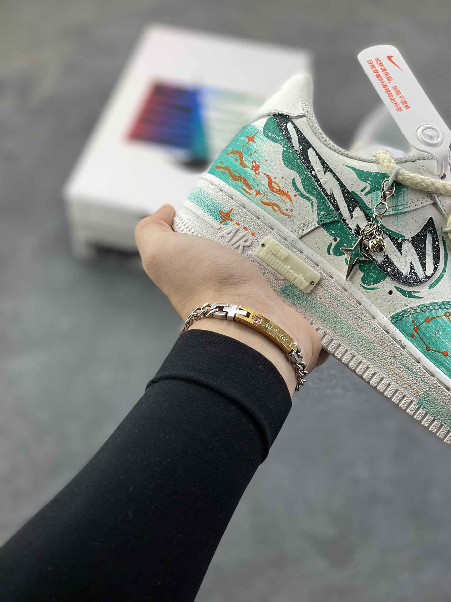 图片[6]-手绘涂鸦“水瓶座”十二星座系列 Nike Air Force 1 “Aquarius”空军一号定制板鞋 白绿渐变如星云晕染鞋身，手绘星座线条缠绕出水瓶座的疏离与浪漫，点缀的星芒与吊坠细节，把宇宙的松弛感踩进日常。牛皮革的质感裹着自在脚感，既是潮鞋也是独属于水瓶的「星轨注脚」——随性、独特，像把一片青空星迹穿在了脚上 货号：星座120-218 尺码：36 36.5 37.5 38 38.5 39 40 40.5 41 42 42.5 43 44 44.5 45-选品中心