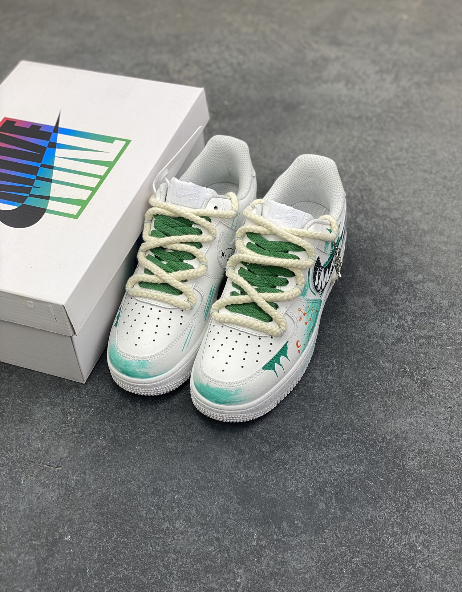 图片[8]-手绘涂鸦“水瓶座”十二星座系列 Nike Air Force 1 “Aquarius”空军一号定制板鞋 白绿渐变如星云晕染鞋身，手绘星座线条缠绕出水瓶座的疏离与浪漫，点缀的星芒与吊坠细节，把宇宙的松弛感踩进日常。牛皮革的质感裹着自在脚感，既是潮鞋也是独属于水瓶的「星轨注脚」——随性、独特，像把一片青空星迹穿在了脚上 货号：星座120-218 尺码：36 36.5 37.5 38 38.5 39 40 40.5 41 42 42.5 43 44 44.5 45-选品中心