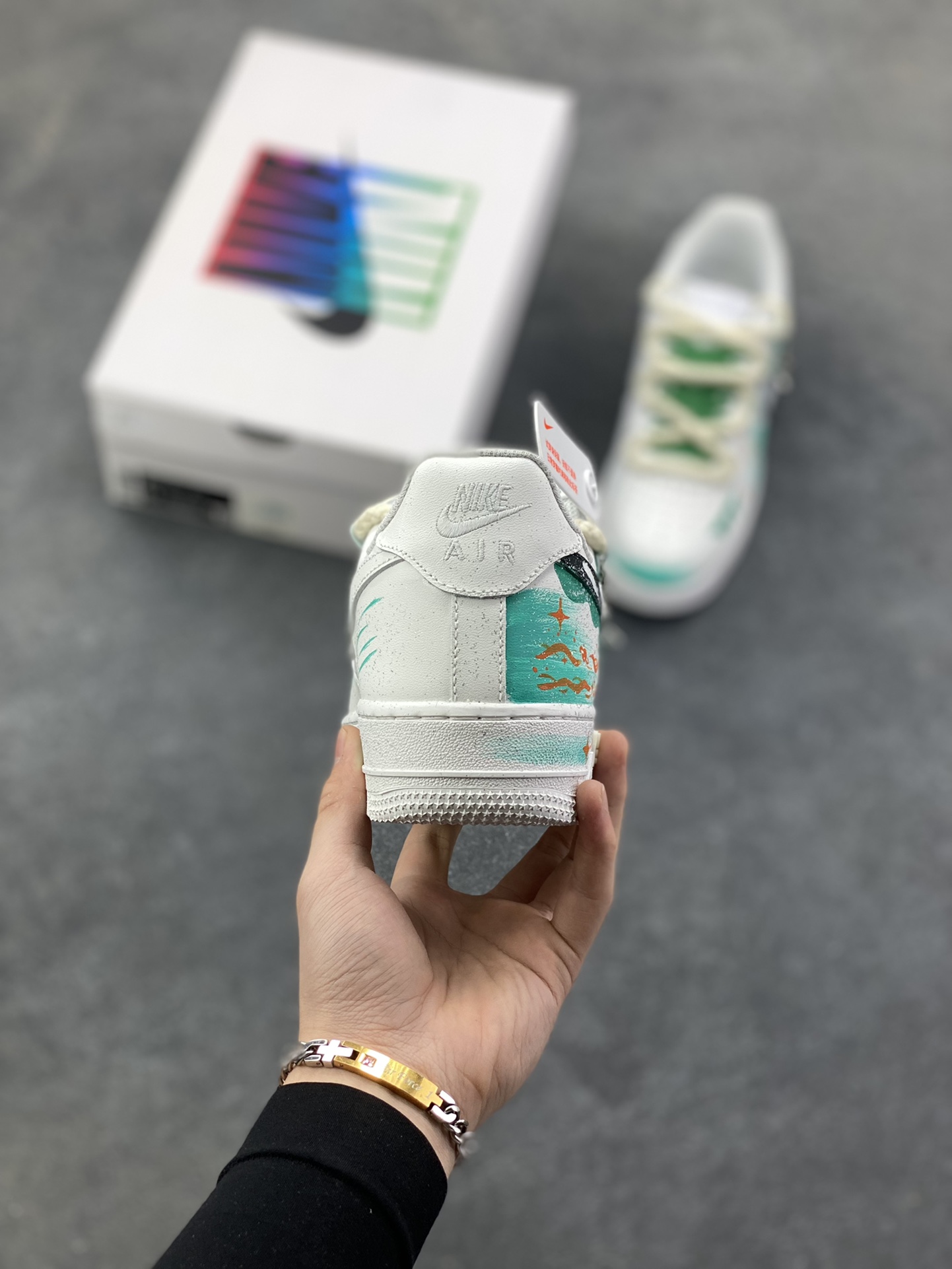 图片[4]-手绘涂鸦“水瓶座”十二星座系列 Nike Air Force 1 “Aquarius”空军一号定制板鞋 白绿渐变如星云晕染鞋身，手绘星座线条缠绕出水瓶座的疏离与浪漫，点缀的星芒与吊坠细节，把宇宙的松弛感踩进日常。牛皮革的质感裹着自在脚感，既是潮鞋也是独属于水瓶的「星轨注脚」——随性、独特，像把一片青空星迹穿在了脚上 货号：星座120-218 尺码：36 36.5 37.5 38 38.5 39 40 40.5 41 42 42.5 43 44 44.5 45-选品中心