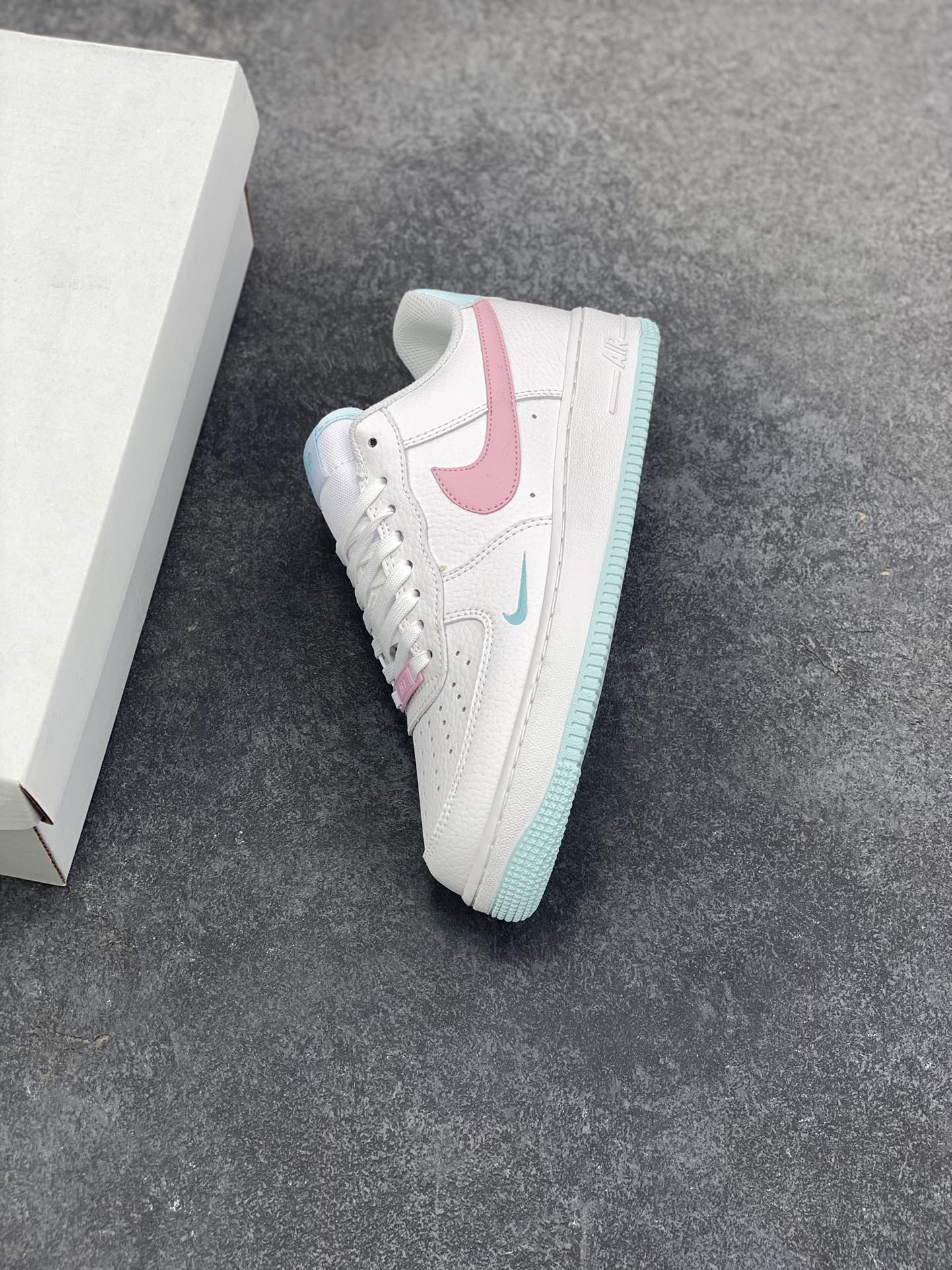 图片[7]-福利特价 Nike Air Force 1 07 low空军一号板鞋 白粉 原楦头原纸板 打造纯正空军版型#专注外贸渠道 全掌内置蜂窝气垫 #原盒配件 原厂中底钢印、拉帮完美 货号：IH0640-161 尺码：36 36.5 37.5 38 38.5 39 40 40.5 41 42 42.5 43 44 44.5 45-选品中心