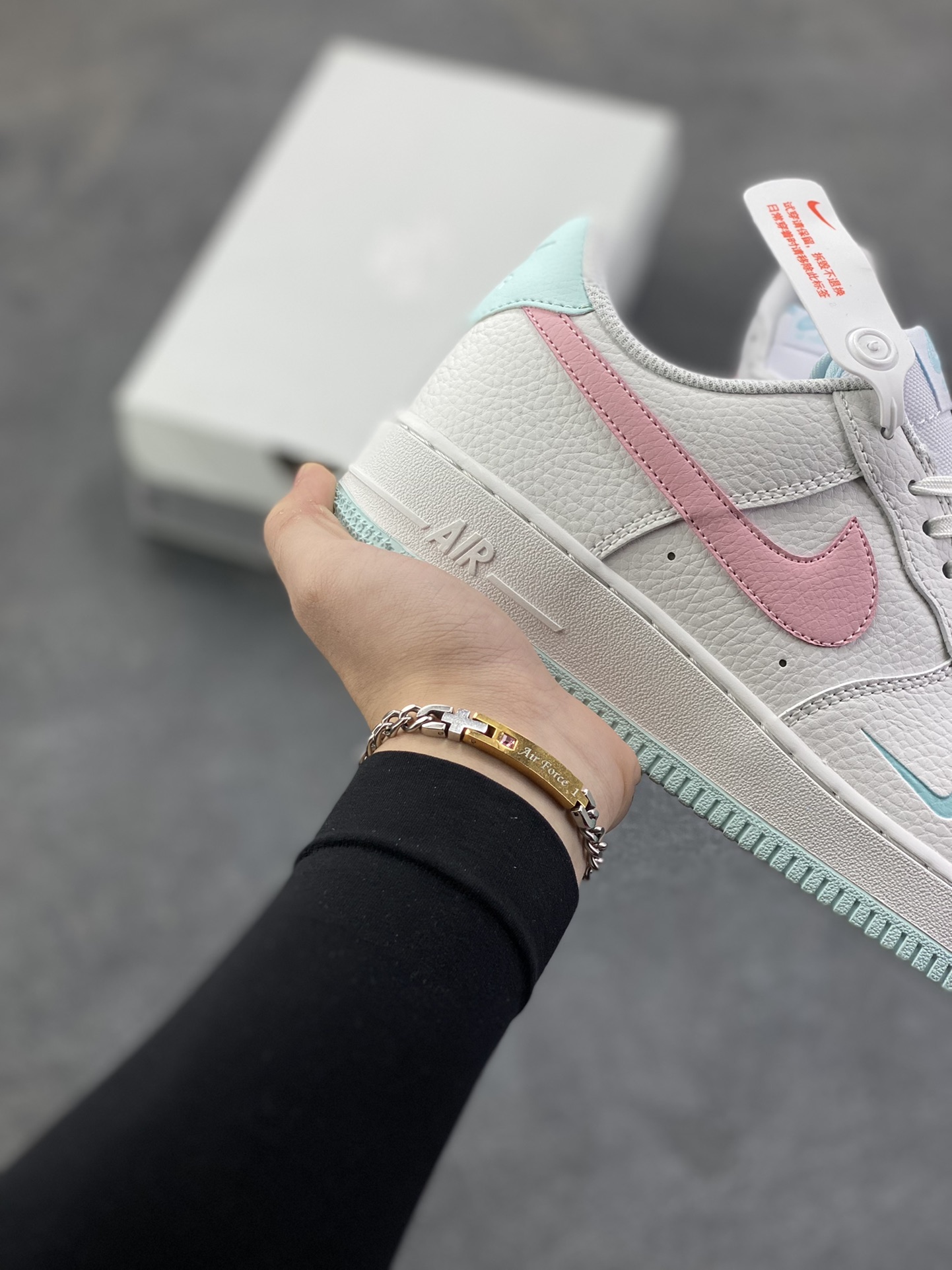 图片[6]-福利特价 Nike Air Force 1 07 low空军一号板鞋 白粉 原楦头原纸板 打造纯正空军版型#专注外贸渠道 全掌内置蜂窝气垫 #原盒配件 原厂中底钢印、拉帮完美 货号：IH0640-161 尺码：36 36.5 37.5 38 38.5 39 40 40.5 41 42 42.5 43 44 44.5 45-选品中心