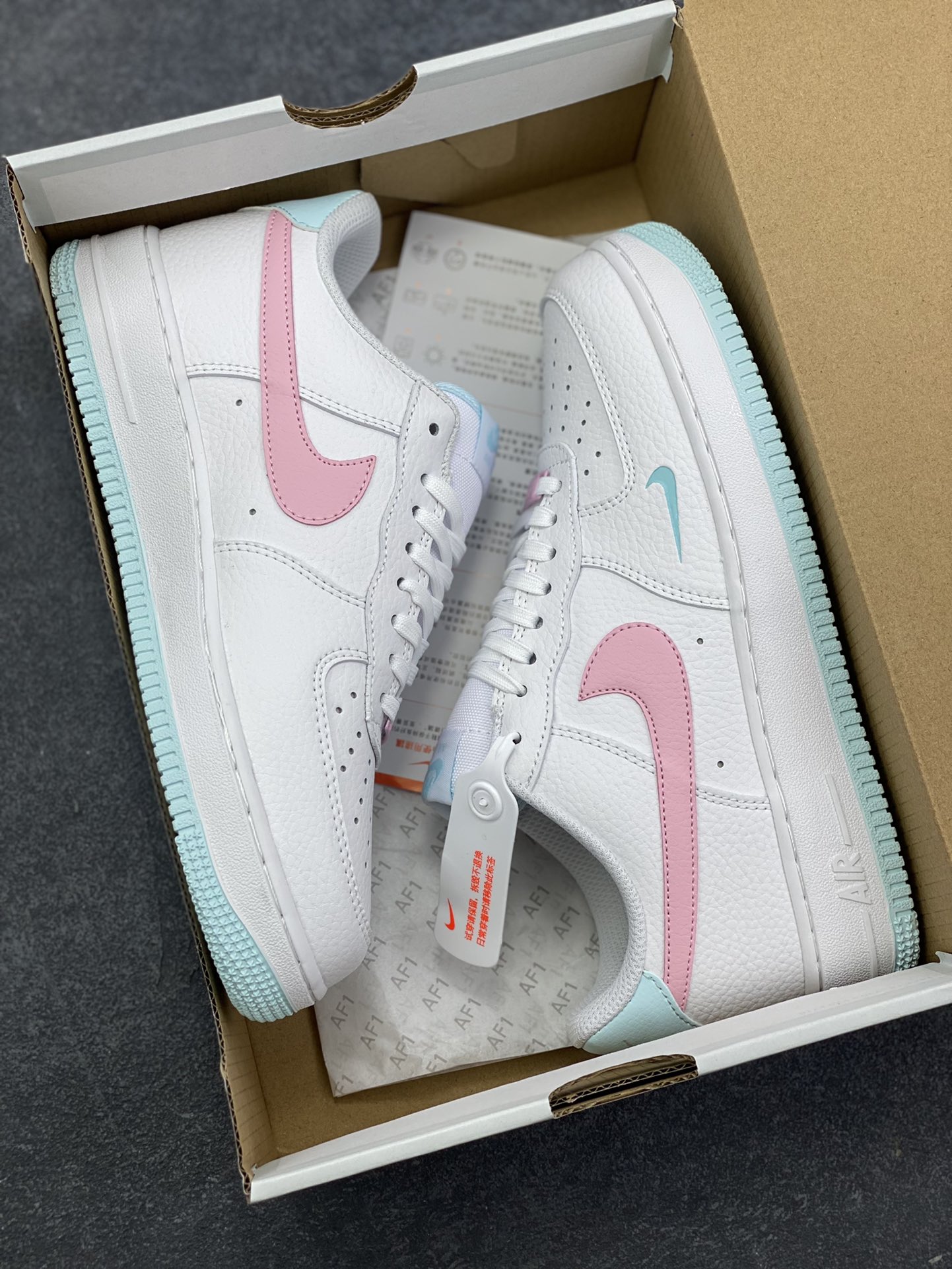 图片[9]-福利特价 Nike Air Force 1 07 low空军一号板鞋 白粉 原楦头原纸板 打造纯正空军版型#专注外贸渠道 全掌内置蜂窝气垫 #原盒配件 原厂中底钢印、拉帮完美 货号：IH0640-161 尺码：36 36.5 37.5 38 38.5 39 40 40.5 41 42 42.5 43 44 44.5 45-选品中心