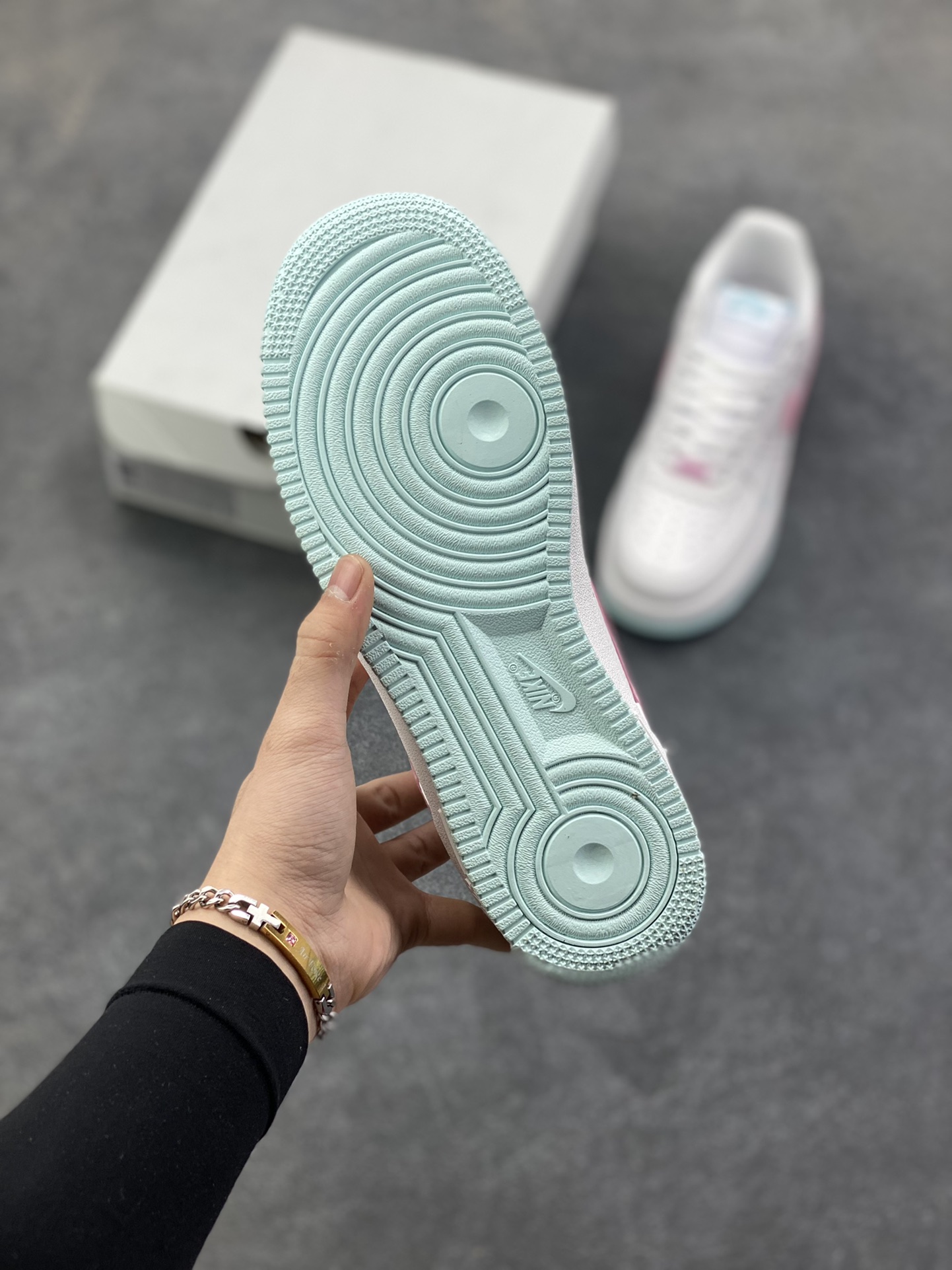 图片[5]-福利特价 Nike Air Force 1 07 low空军一号板鞋 白粉 原楦头原纸板 打造纯正空军版型#专注外贸渠道 全掌内置蜂窝气垫 #原盒配件 原厂中底钢印、拉帮完美 货号：IH0640-161 尺码：36 36.5 37.5 38 38.5 39 40 40.5 41 42 42.5 43 44 44.5 45-选品中心