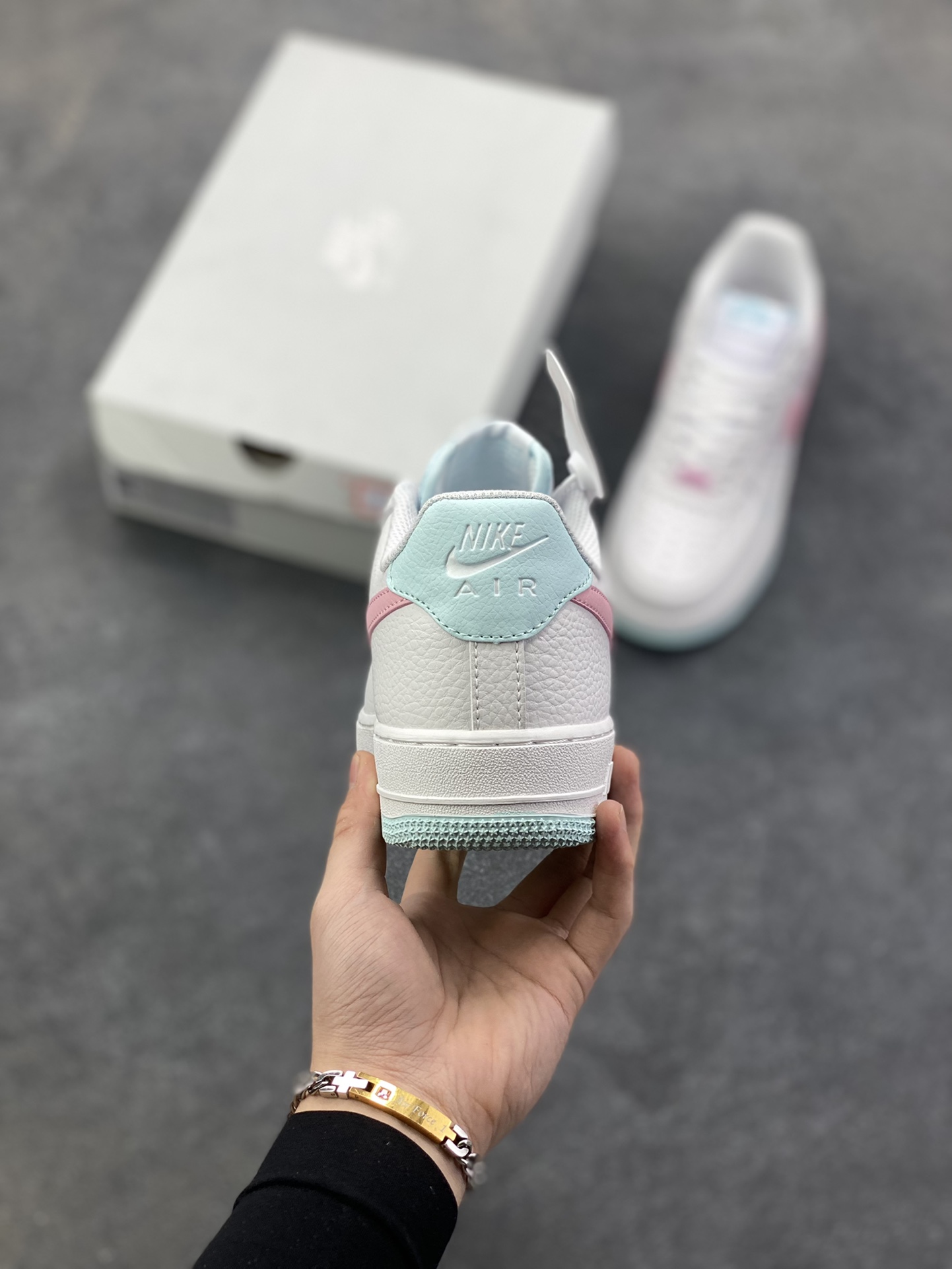 图片[4]-福利特价 Nike Air Force 1 07 low空军一号板鞋 白粉 原楦头原纸板 打造纯正空军版型#专注外贸渠道 全掌内置蜂窝气垫 #原盒配件 原厂中底钢印、拉帮完美 货号：IH0640-161 尺码：36 36.5 37.5 38 38.5 39 40 40.5 41 42 42.5 43 44 44.5 45-选品中心