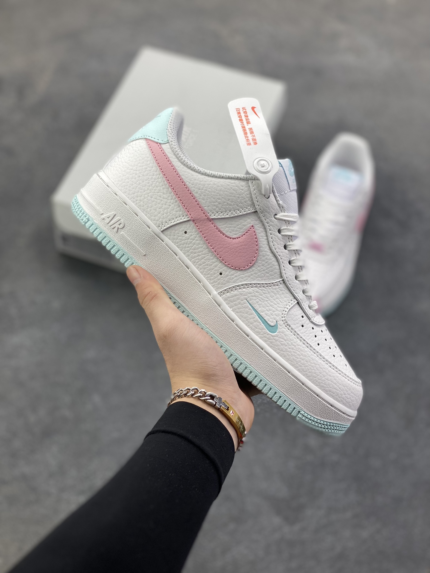 福利特价 Nike Air Force 1 07 low空军一号板鞋 白粉 原楦头原纸板 打造纯正空军版型#专注外贸渠道 全掌内置蜂窝气垫 #原盒配件 原厂中底钢印、拉帮完美 货号：IH0640-161 尺码：36 36.5 37.5 38 38.5 39 40 40.5 41 42 42.5 43 44 44.5 45-选品中心