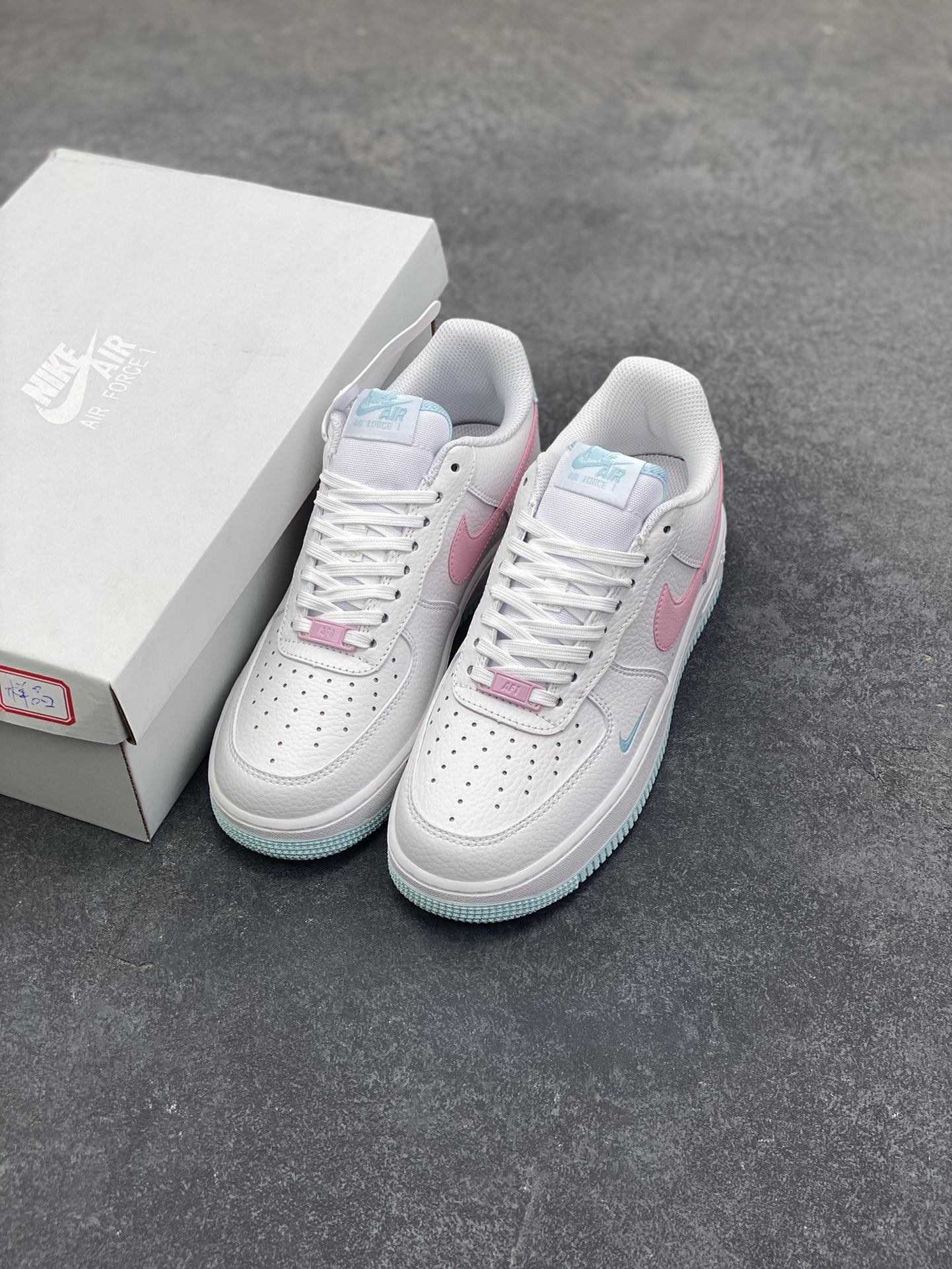 图片[8]-福利特价 Nike Air Force 1 07 low空军一号板鞋 白粉 原楦头原纸板 打造纯正空军版型#专注外贸渠道 全掌内置蜂窝气垫 #原盒配件 原厂中底钢印、拉帮完美 货号：IH0640-161 尺码：36 36.5 37.5 38 38.5 39 40 40.5 41 42 42.5 43 44 44.5 45-选品中心