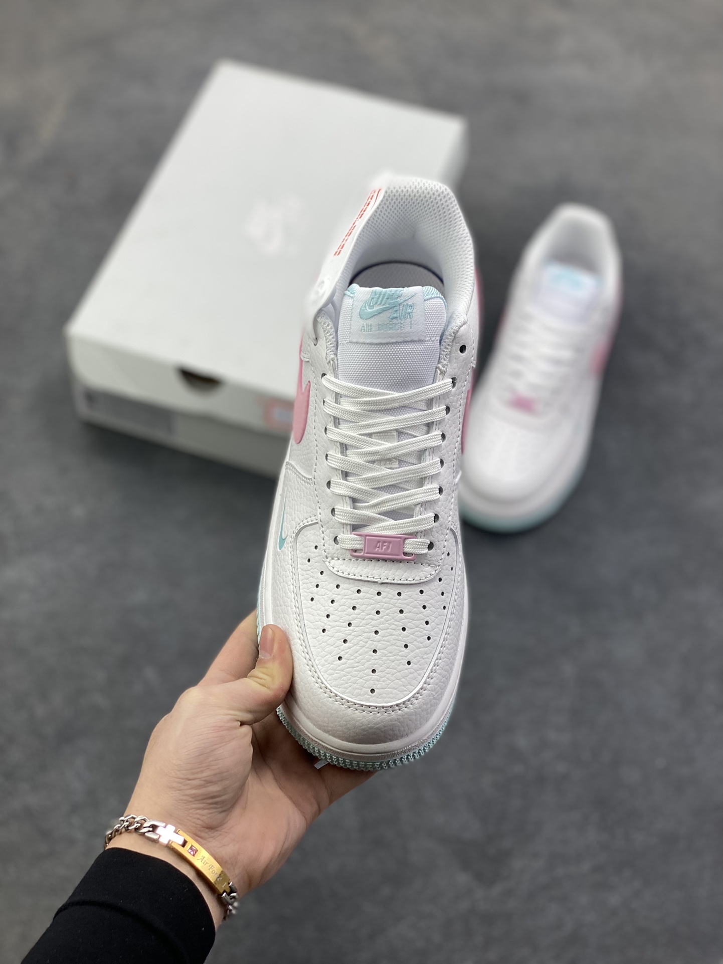 图片[2]-福利特价 Nike Air Force 1 07 low空军一号板鞋 白粉 原楦头原纸板 打造纯正空军版型#专注外贸渠道 全掌内置蜂窝气垫 #原盒配件 原厂中底钢印、拉帮完美 货号：IH0640-161 尺码：36 36.5 37.5 38 38.5 39 40 40.5 41 42 42.5 43 44 44.5 45-选品中心
