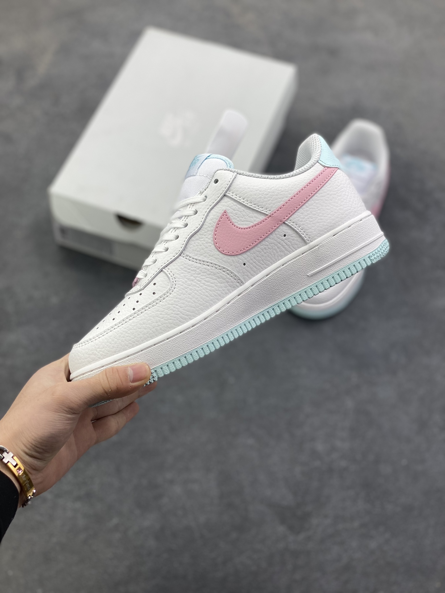 图片[3]-福利特价 Nike Air Force 1 07 low空军一号板鞋 白粉 原楦头原纸板 打造纯正空军版型#专注外贸渠道 全掌内置蜂窝气垫 #原盒配件 原厂中底钢印、拉帮完美 货号：IH0640-161 尺码：36 36.5 37.5 38 38.5 39 40 40.5 41 42 42.5 43 44 44.5 45-选品中心