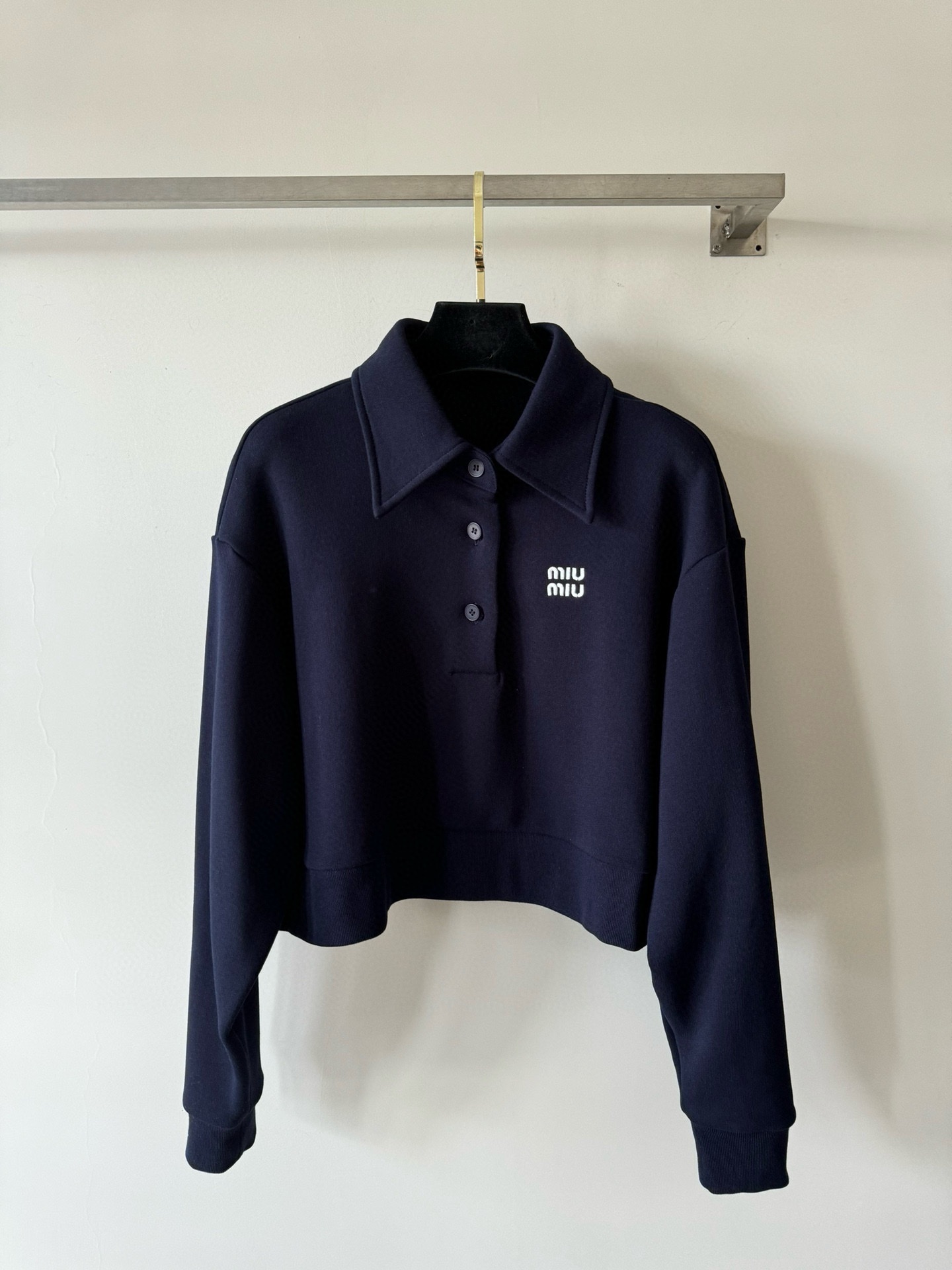 NO:591106,MiuMi* new autumn and winter sweatshirt top with Polo collar design, front buttons with perfect logo embroidery, loose fit, sports style, casual and comfortable SML,,miumiu,hoodie,sweatshirts,alexander wang19860909MiuMi*秋冬新款卫衣上衣Polo领设计,前片扣子搭配完美logo刺绣 版型宽松 运动风格 休闲舒适SML,,miumiu,hoodie,sweatshirts,alexander wang,Women's clothing