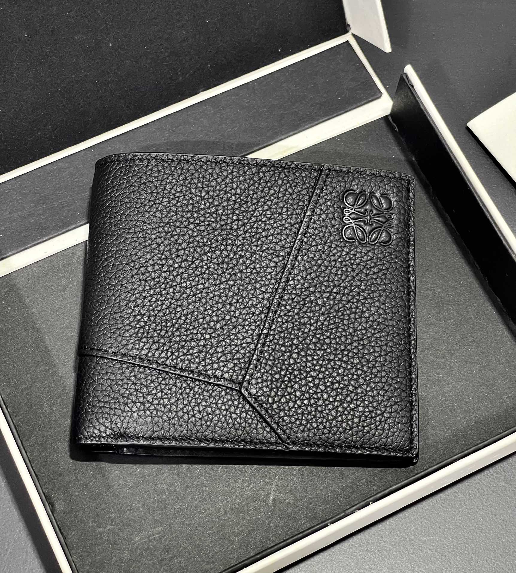 NO:674036,Men's bifold wallet. The wallet is inspired by the uzzle series of handbags. It adopts a unique geometric pattern and is made of grained cowhide. Eight card slots and two large pockets. Style number 3801. Size 11*10. Loewe wallet, loewe, wallets, cowhide19860909男士对折钱包 钱包的灵感来自于uzzle 系列手袋, 采用独特的几何图案 采用粒面牛皮材质 八个卡位和两个大口袋 款号3801 尺寸11*10,罗意威钱包,loewe,wallets,cowhide,欧美剧