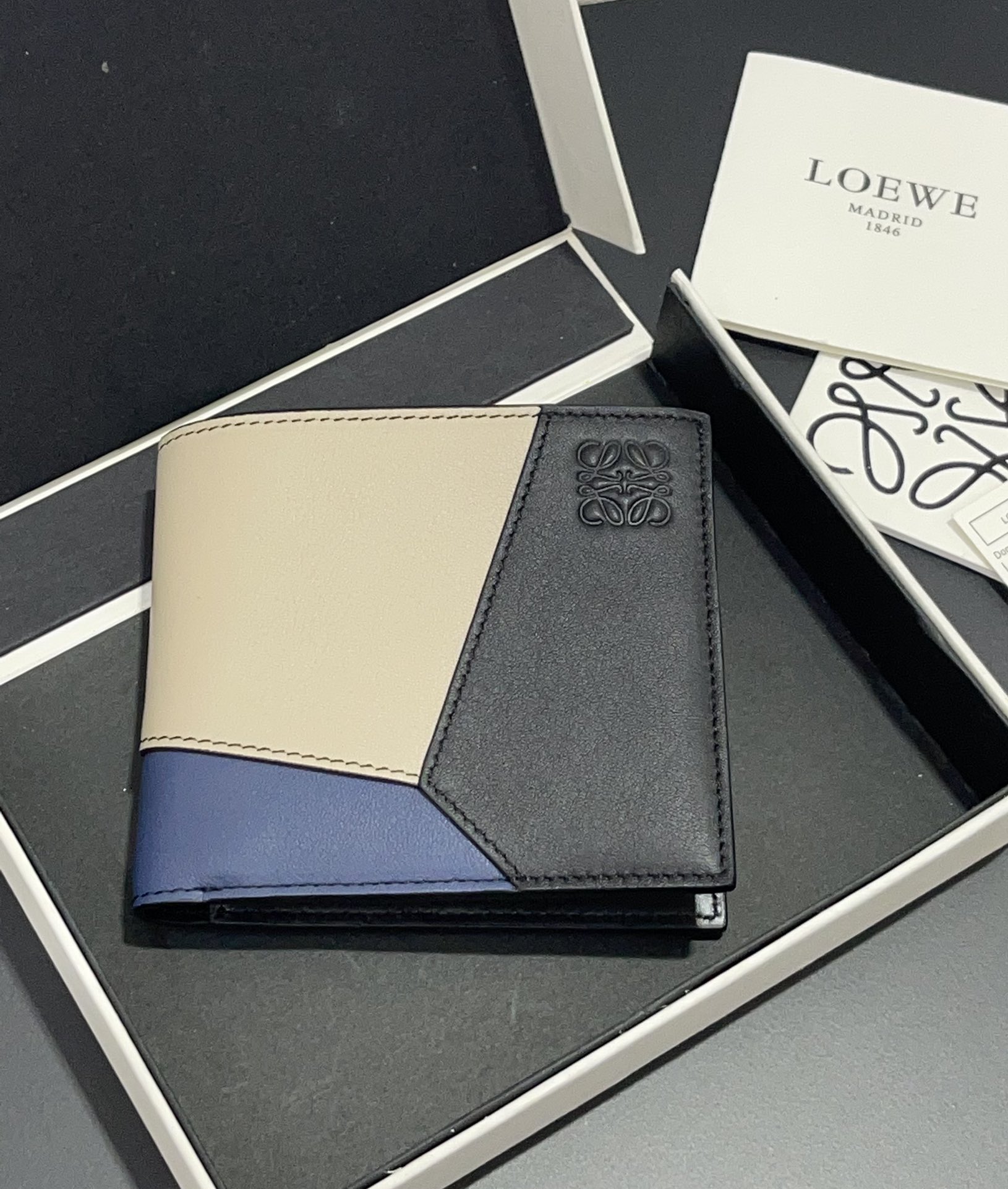 NO:674039,Men's color-blocked bifold wallet. The wallet is inspired by the uzzle series of handbags. It adopts a unique geometric pattern. It is made of calfskin. It has eight card slots and two large pockets. Model No. 3822, size 11*10, Loewe wallet, loewe, wallets, cowhide19860909男士拼色对折钱包 钱包的灵感来自于uzzle 系列手袋, 采用独特的几何图案 采用小牛皮材质 八个卡位和两个大口袋 款号3822尺寸11*10,罗意威钱包,loewe,wallets,cowhide,欧美剧