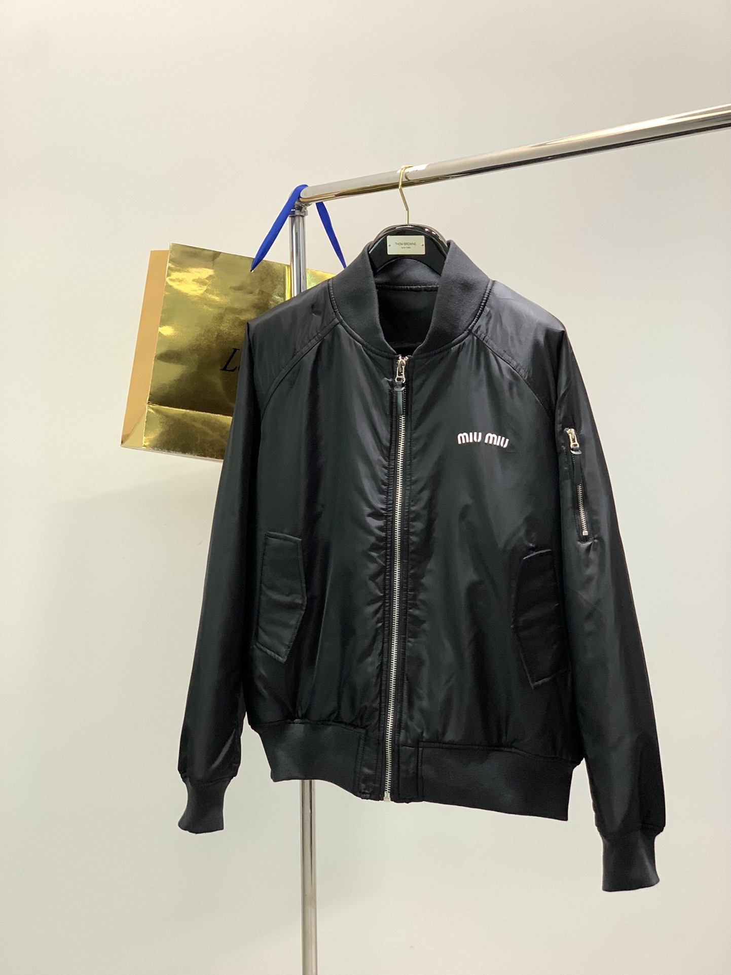 NO:608855,, miu miu 2025 winter latest products, available at counters simultaneously, original goods, fashionable casual cotton jackets, imported original fabrics, upper body comfortable and breathable, top-notch printing technology letter pattern decorative logo, original hardware accessories decoration, extremely high grade, comfortable and versatile, handsome upper body, 2 colors recommended, size M-2XL size, long chest, shoulder sleeves, long cuffs M661338010 L681378210  XL791418410.5 XXL721458610.5,,miumiu,jackets & coats,jackets & coats,alexander wang19860909,miu miu 2025冬季最新品,专柜同步有售,原单狠货,时尚休闲棉夹克外套,进口原版面料,上身舒适透气,顶级印花工艺字母图案装饰logo,原版五金辅料装饰,档次极高,舒适百搭,上身帅气十足,2色推荐,码数M-2XL 尺码衣长胸围肩袖长袖口 M661338010 L681378210 XL791418410.5 XXL721458610.5,,miumiu,jackets & coats,jackets & coats,alexander wang,Men's clothing