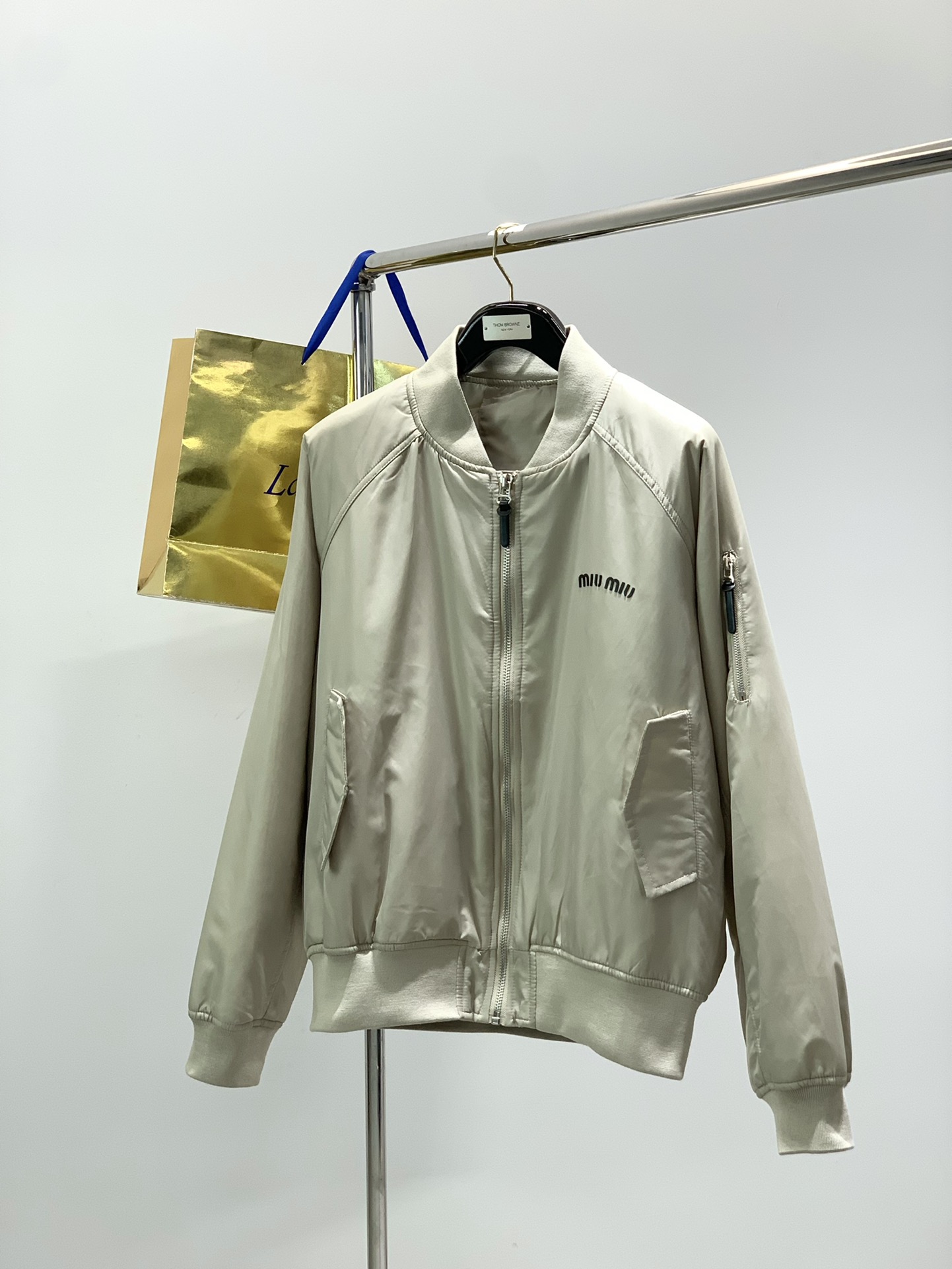 NO:690477,, miu miu's latest winter products, available at counters simultaneously, original goods, fashionable casual cotton jackets, imported original fabrics, comfortable and breathable upper body, top-notch printing technology letter pattern decorative logo, original hardware accessories decoration, extremely high-grade, comfortable and versatile, handsome upper body, 2 colors recommended, size M-2XL size, long chest, shoulder sleeves, long cuffs M661338010 L681378210  XL791418410.5 XXL721458610.5,,miumiu,jackets & coats,jackets & coats,19860909,miu miu 冬季最新品,专柜同步有售,原单狠货,时尚休闲棉夹克外套,进口原版面料,上身舒适透气,顶级印花工艺字母图案装饰logo,原版五金辅料装饰,档次极高,舒适百搭,上身帅气十足,2色推荐,码数M-2XL 尺码衣长胸围肩袖长袖口 M661338010 L681378210 XL791418410.5 XXL721458610.5,,miumiu,jackets & coats,jackets & coats,,Men's clothing