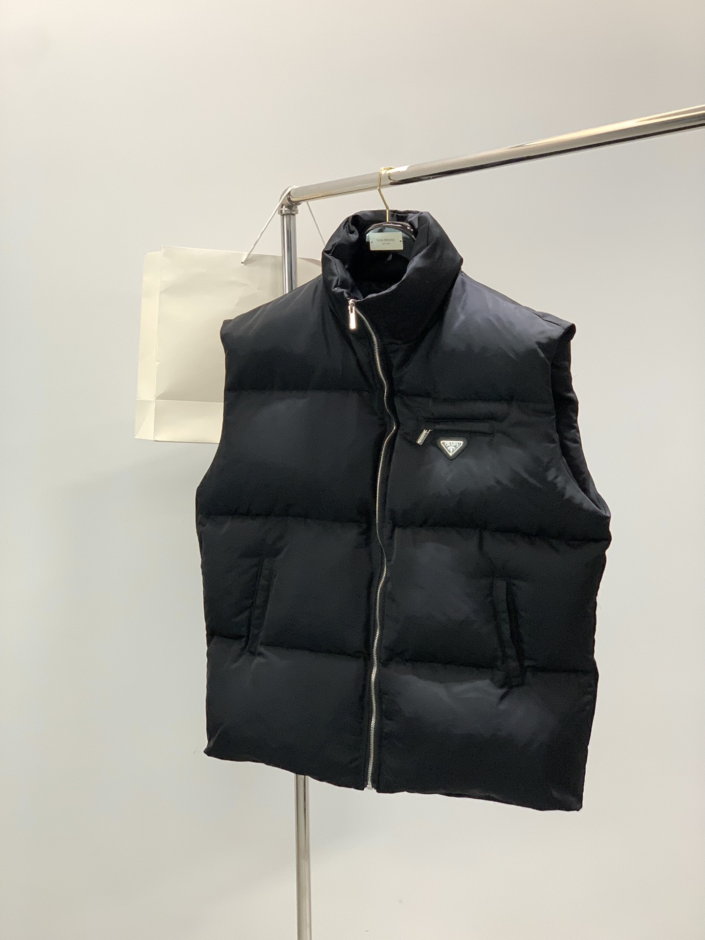 NO:608851,, PRADA, the latest winter product of 2025, available at counters simultaneously, fashionable and casual thick cotton vest, imported original fabrics, extremely complex workmanship, the only channel that can be used as a purchasing agent, top-grade rubber printing process letter pattern logo, original hardware accessories decoration, extremely high-grade, comfortable and versatile, handsome and stylish upper body, size M-2XL, middle front zipper, shoulder width, bust apron length M74.55612873  L76.55713275 XL78.55813677 XXL80.55914079,,prada,prada,alexander wang19860909,PRADA 普拉达,2025冬季最新品,专柜同步有售,时尚休闲厚棉马甲,进口原版面料,做工极为复杂,唯一可以做代购级别的渠道狠货,顶级印胶工艺字母图案logo,原版五金辅料装饰,档次极高,舒适百搭,上身帅气有型,码数M-2XL 尺码前中拉链肩宽胸围衣长 M74.55612873 L76.55713275 XL78.55813677 XXL80.55914079,,prada,prada,alexander wang,Men's clothing