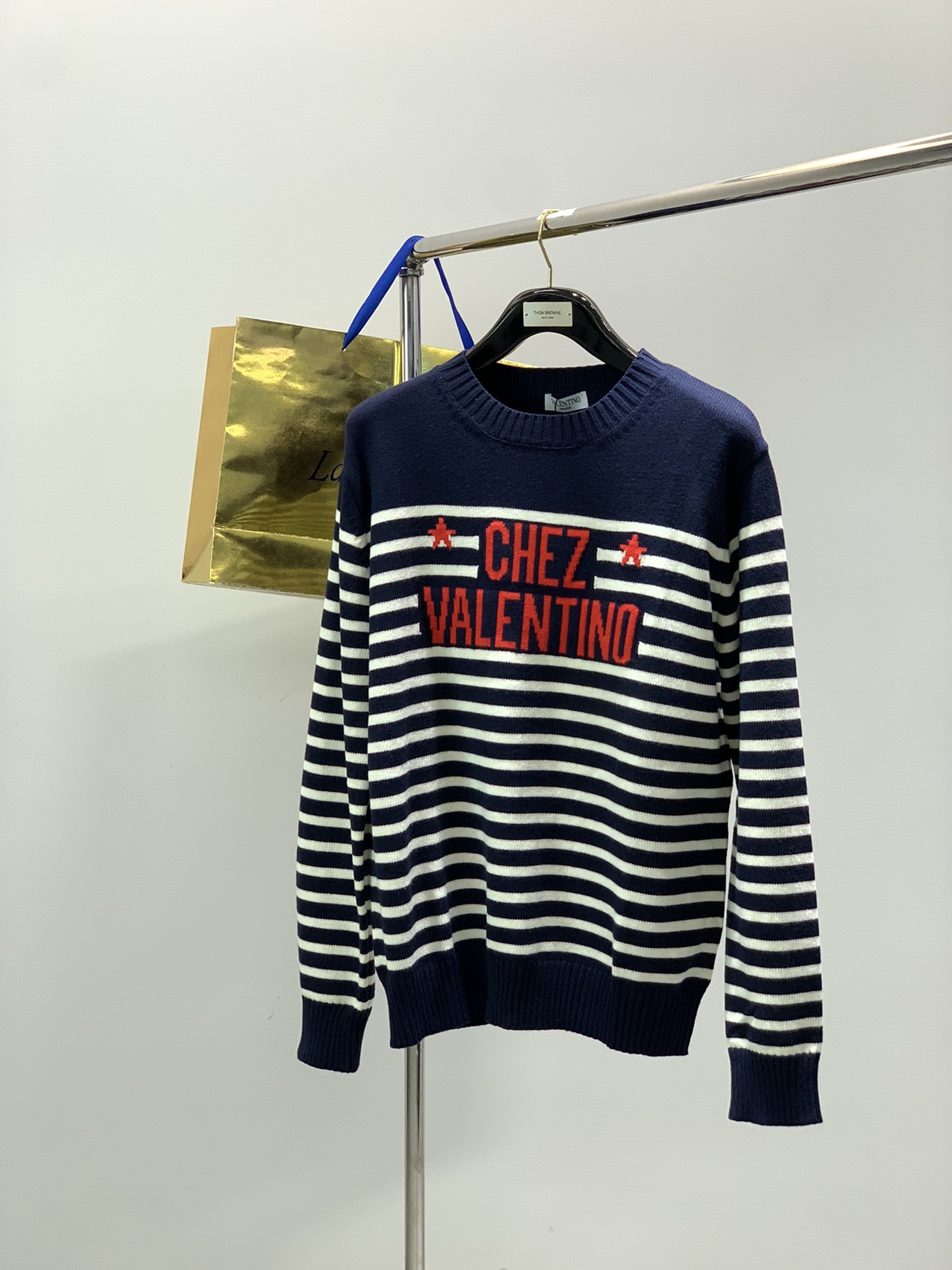 NO:608830,, Valentino, 2025 winter new product, fashionable and casual round neck long-sleeved knitted sweater, available at counters, original goods, imported original fabrics, top knitting technology letter pattern decorative logo, a must-have for fashionistas, extremely high grade, exquisite workmanship, handsome and fashionable upper body, size S-2XL size clothing length/CM bust/CM shoulder width/CM sleeve length/CM S701125549  M721165750 L741205951 XL761246152 2XL781286353,,valentino,valentino,sweaters,alexander wang19860909,Valentino 华伦天奴,2025冬季新品,时尚休闲圆领长袖针织毛衣,专柜同步有售,原单狠货,进口原版面料,顶级针织工艺字母图案装饰logo,潮人必备,档次极高,工艺精湛,上身帅时尚帅气,码数S-2XL 尺码衣长/CM胸围/CM肩宽/CM袖长/CM S701125549 M721165750 L741205951 XL761246152 2XL781286353,,valentino,valentino,sweaters,alexander wang,Men's clothing