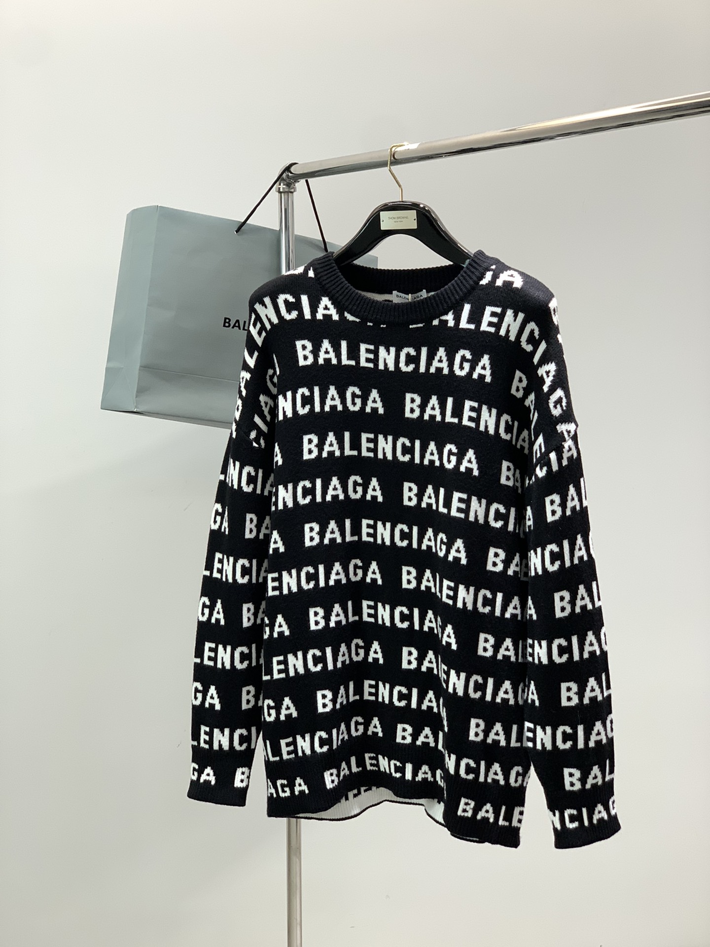 NO:608841,, Balenciaga, the latest model for winter 2025, available at counters simultaneously, original order, hot style fashionable casual round neck long-sleeved knitted sweater, imported original fabric, unique design, top knitting technology letter pattern decorative logo, simple and fashionable, handsome upper body, complete three standards, size S-2Xl size length/CM bust/CM shoulder width/CM sleeve length/CM 701125549  M721165750 L741205951 XL761246152 2XL781286353,,balenciaga,balenciaga,sweaters,alexander wang19860909,Balenciaga 巴黎世家,2025冬季最新款,专柜同步有售,原单狠货,爆款时尚休闲圆领长袖针织毛衣,进口原版面料,独特设计,顶级针织工艺字母图案装饰logo,简约时尚 ,上身帅气,三标齐全,码数S-2Xl 尺码衣长/CM胸围/CM肩宽/CM袖长/CM 701125549 M721165750 L741205951 XL761246152 2XL781286353,,balenciaga,balenciaga,sweaters,alexander wang,Men's clothing