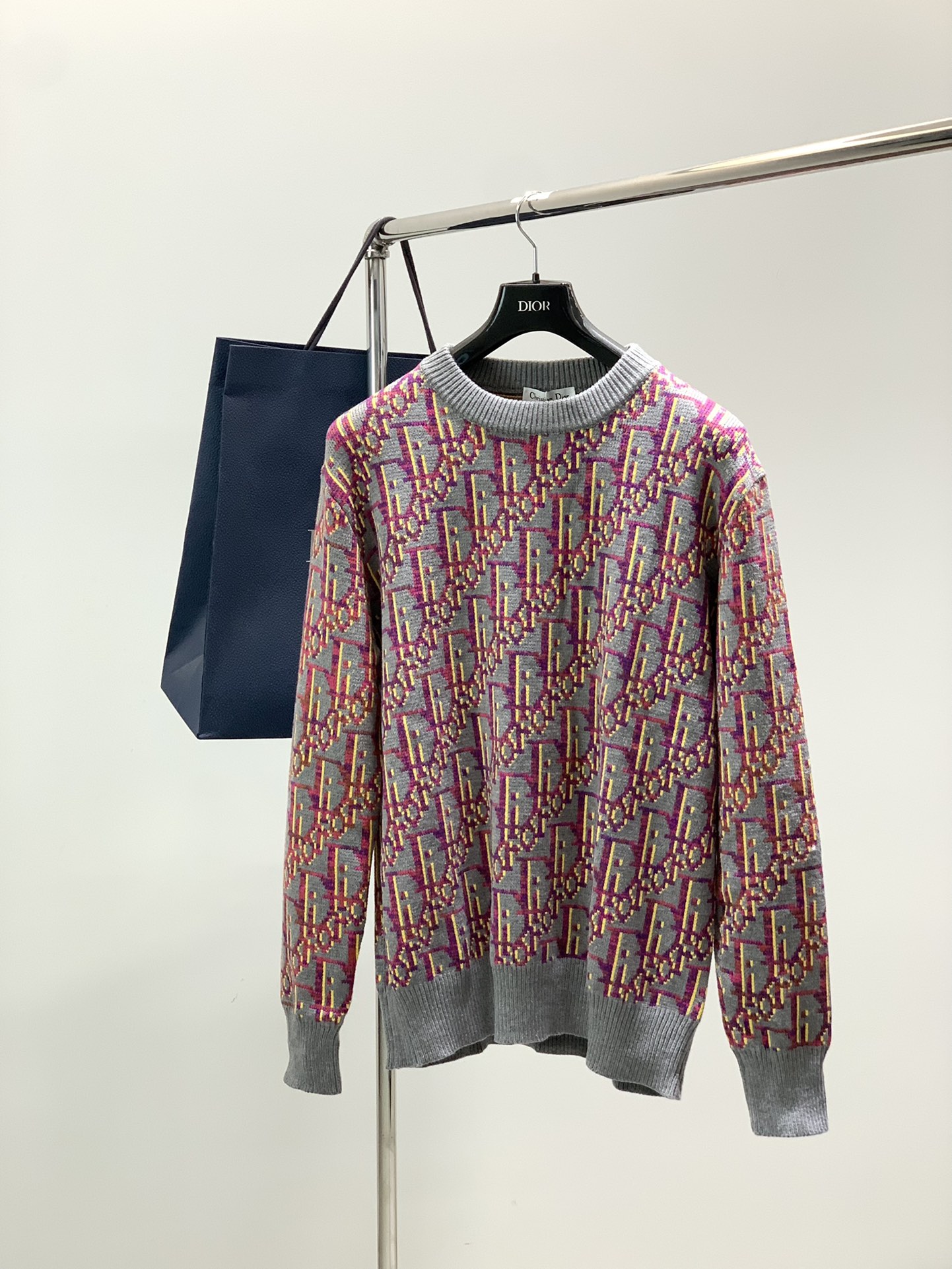 NO:608862,, Dior, 2025 winter new products, available at counters simultaneously, simple, fashionable and casual round neck long-sleeved knitted sweater, original imported fabric, comfortable and breathable, top knitting technology letter pattern logo, extremely high grade, unique design, fashionable and handsome upper body!  Size S-2XL Size length/CM bust/CM shoulder width/CM sleeve length/CM S701125549 M721165750 L741205951 XL761246152 2XL781286353,,dior,dior,sweaters,alexander wang19860909,Dior 迪奥, 2025冬季新品,专柜同步有售,简约时尚休闲圆领长袖针织毛衣,原版进口面料,舒适透气,顶级针织工艺字母图案logo,档次极高,独特设计,上身时尚帅气！码数S-2XL 尺码衣长/CM胸围/CM肩宽/CM袖长/CM S701125549 M721165750 L741205951 XL761246152 2XL781286353,,dior,dior,sweaters,alexander wang,Men's clothing