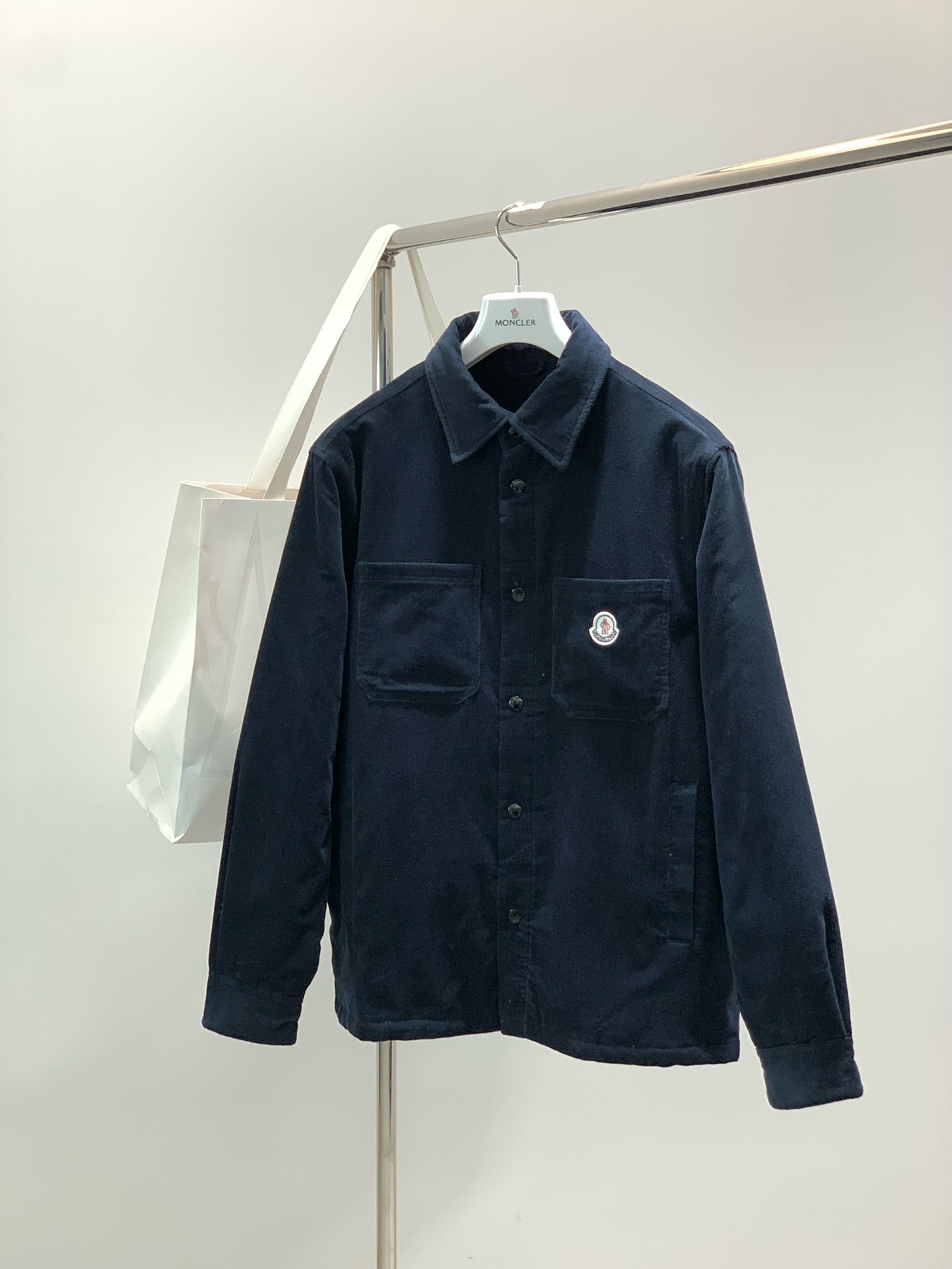 NO:690453,, Moncler muzzle, latest winter products, available at counters simultaneously, original order, fashionable and casual cotton lapel jacket, comfortable upper body!  Eye-catching and bright, it uses imported original fabrics, top-notch embroidered letter pattern logo, and original hardware accessories. It is simple yet stylish, and the upper body is fashionable and handsome. 3 colors are recommended, size M-4XL, Moncler, jackets & coats,19860909,Moncler 蒙口,冬季最新品,专柜同步有售,原单狠货,时尚休闲棉服翻领外套,上身舒适！吸睛而有亮点,采用进口原版面料,顶级刺绣工艺字母图案logo,原版五金辅料装饰,简单而不失时尚,上身时尚帅气,3色推荐,码数M-4XL,,Moncler,jackets & coats,,Men's clothing