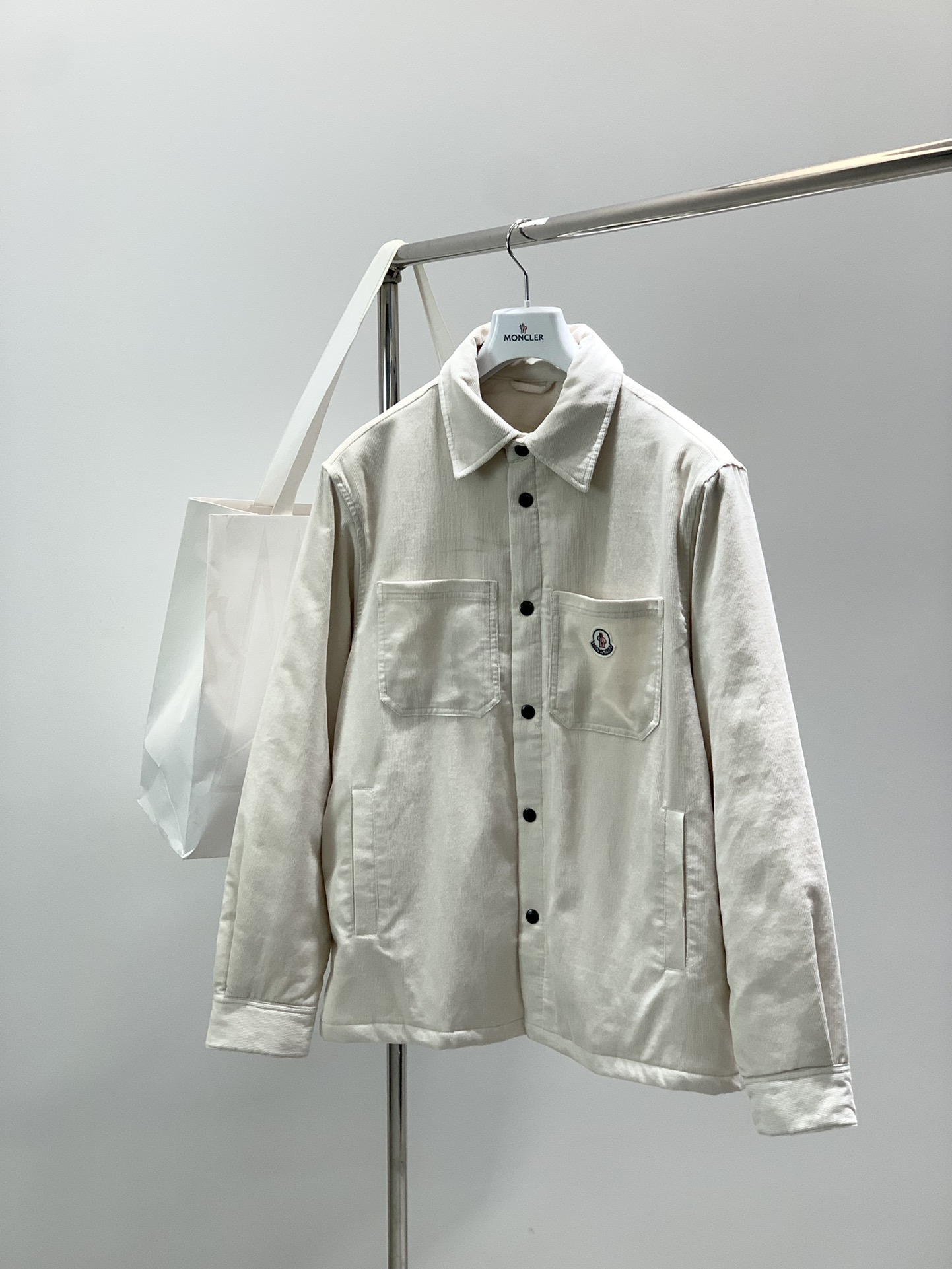 NO:608859,, Moncler Mouth Mouth, the latest 2025 winter products, available at counters at the same time, original order, fashionable and casual cotton lapel jacket, comfortable upper body!  Eye-catching and bright, it uses imported original fabrics, top-notch embroidery crafts letter pattern logo, original hardware accessories decoration, simple yet fashionable, fashionable and handsome upper body, 3 colors recommended, size M-4XL, Moncler, jackets & coats, alexander wang19860909,Moncler 蒙口,2025冬季最新品,专柜同步有售,原单狠货,时尚休闲棉服翻领外套,上身舒适！吸睛而有亮点,采用进口原版面料,顶级刺绣工艺字母图案logo,原版五金辅料装饰,简单而不失时尚,上身时尚帅气,3色推荐,码数M-4XL,,Moncler,jackets & coats,alexander wang,Men's clothing