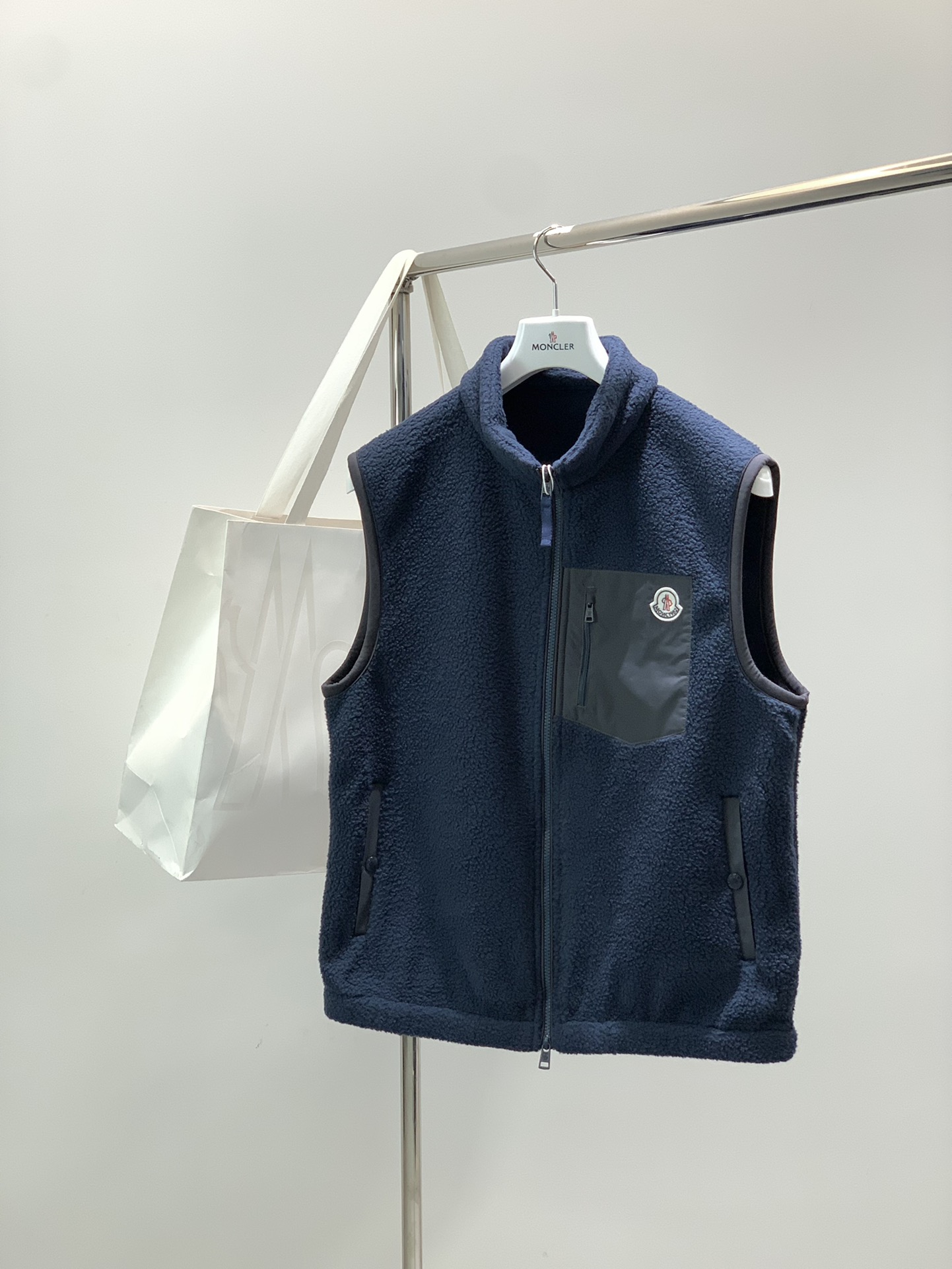 NO:608850,, Moncler muzzle, the latest 2025 winter products, available at counters simultaneously, original order, fashionable and casual teddy velvet vest, comfortable for the upper body!  Eye-catching and bright, it uses imported original fabrics, top-notch embroidery crafts letter pattern logo, original hardware accessories decoration, simple yet fashionable, fashionable and handsome upper body, 3 colors recommended, size M-4XL, Moncler, alexander wang19860909,Moncler 蒙口,2025冬季最新品,专柜同步有售,原单狠货,时尚休闲泰迪绒马甲,上身舒适！吸睛而有亮点,采用进口原版面料,顶级刺绣工艺字母图案logo,原版五金辅料装饰,简单而不失时尚,上身时尚帅气,3色推荐,码数M-4XL,,Moncler,alexander wang,Men's clothing