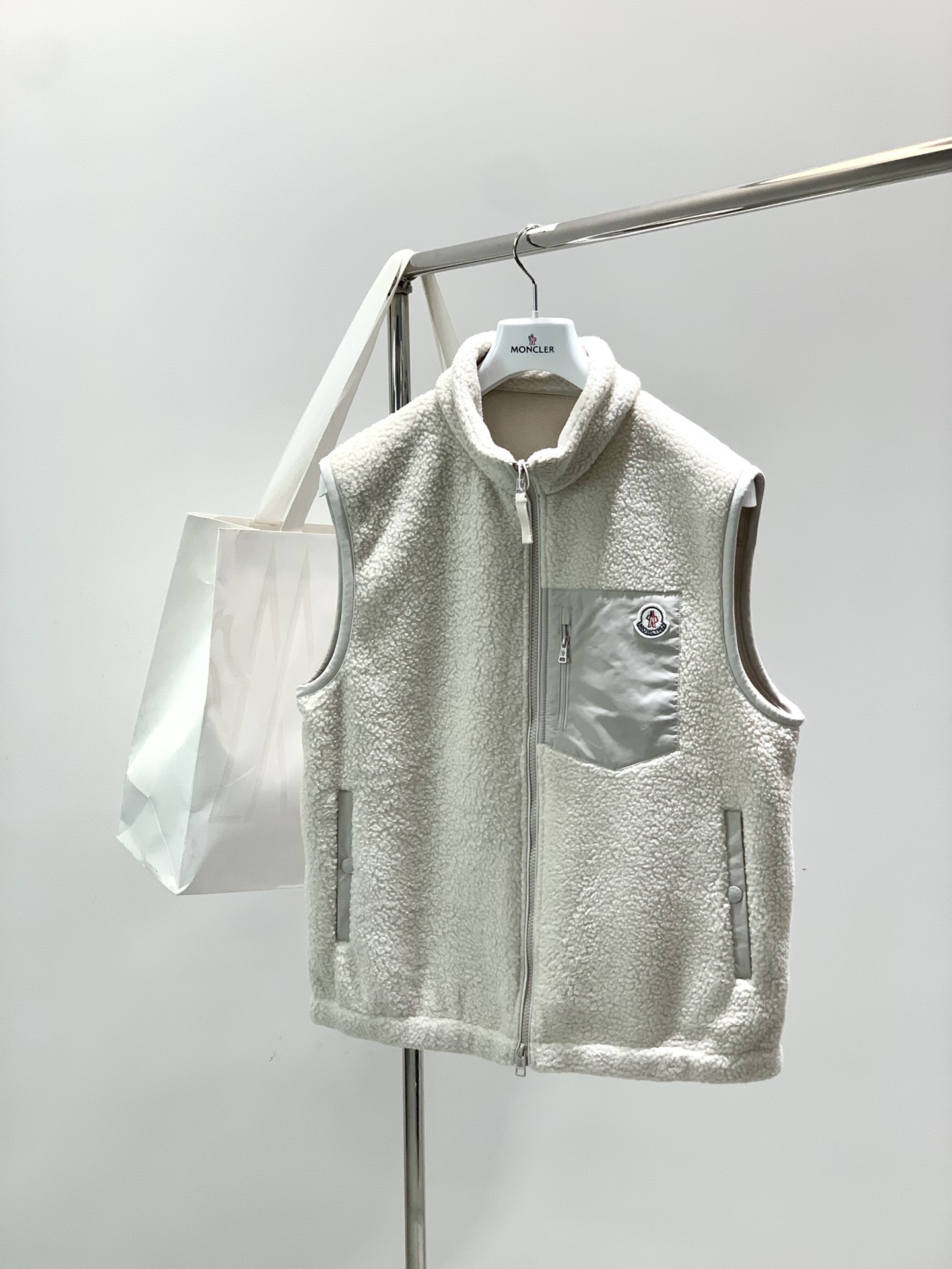 NO:646456,, Moncler muzzle, latest winter product, available at counters simultaneously, original order, fashionable and casual teddy velvet vest, comfortable for the upper body!  Eye-catching and bright, it uses imported original fabrics, top-notch embroidery crafts letter pattern logo, original hardware accessories decoration, simple yet fashionable, fashionable and handsome upper body, 3 colors recommended, size M-4XL, Moncler, alexander wang19860909,Moncler 蒙口,冬季最新品,专柜同步有售,原单狠货,时尚休闲泰迪绒马甲,上身舒适！吸睛而有亮点,采用进口原版面料,顶级刺绣工艺字母图案logo,原版五金辅料装饰,简单而不失时尚,上身时尚帅气,3色推荐,码数M-4XL,,Moncler,alexander wang,Men's clothing