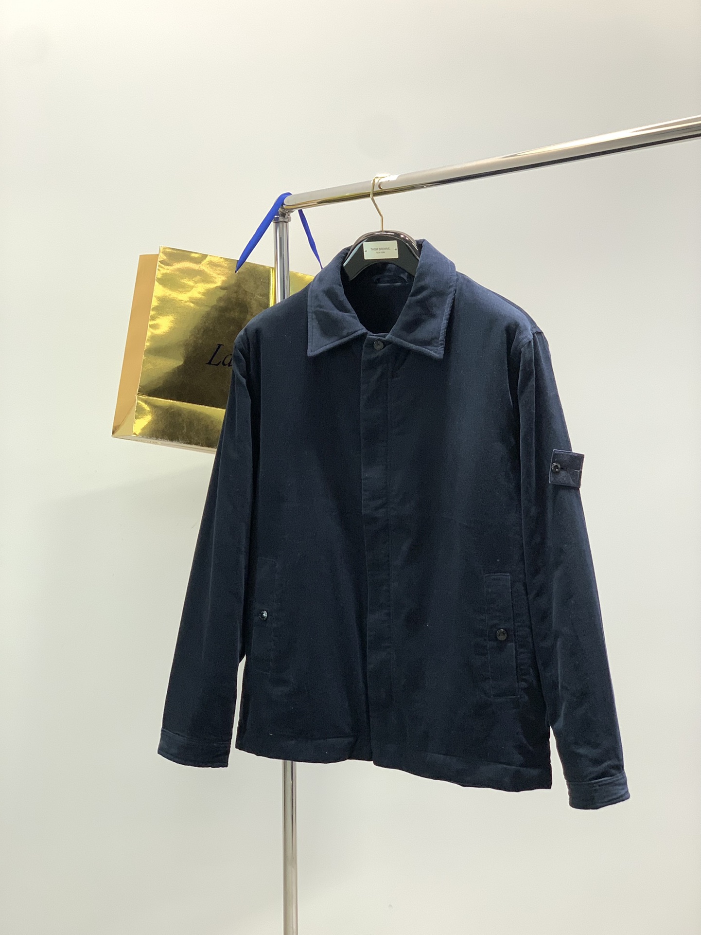 NO:608870,,Stone Island, the latest model for winter 2025, available at counters simultaneously, original goods, popular fashion casual cotton lapel jacket, imported original fabric, unique design, top embroidery craft letter pattern decorative logo, simple and fashionable, handsome upper body, complete three labels, 3 colors recommended, size M-4XL,,jackets & coats,alexander wang19860909,Stone Island 石头岛,2025冬季最新款,专柜同步有售,原单狠货,爆款时尚休闲棉翻领外套,进口原版面料,独特设计,顶级刺绣工艺字母图案装饰logo,简约时尚 ,上身帅气,三标齐全,3色推荐, 码数M-4XL,,jackets & coats,alexander wang,Men's clothing