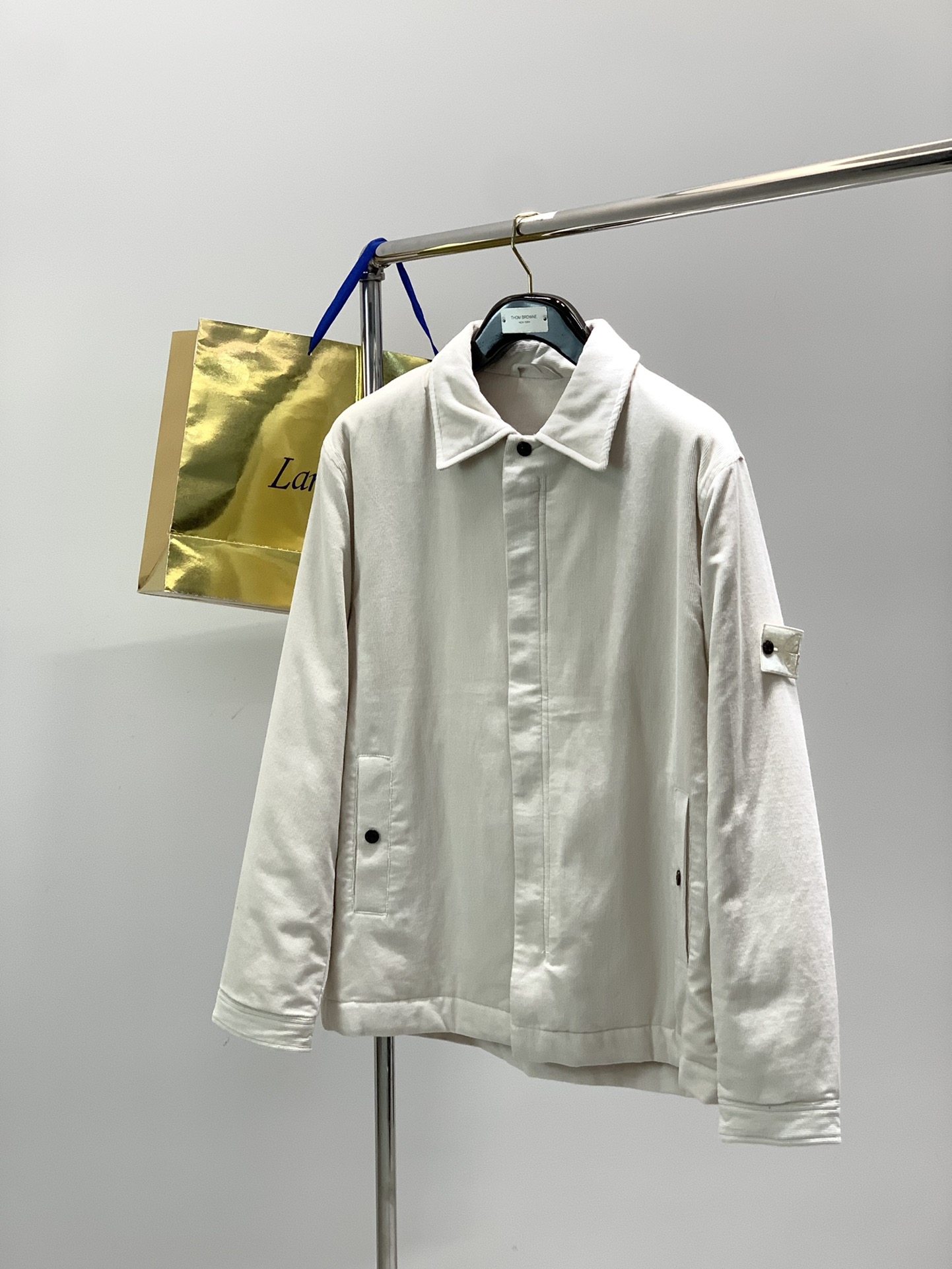 NO:690456,,Stone Island, the latest model for winter, available at counters simultaneously, original order, popular fashionable casual cotton lapel jacket, imported original fabric, unique design, top embroidery craft letter pattern decorative logo, simple and fashionable, handsome upper body, complete three labels, 3 colors recommended, size M-4XL,,jackets & coats,19860909,Stone Island 石头岛,冬季最新款,专柜同步有售,原单狠货,爆款时尚休闲棉翻领外套,进口原版面料,独特设计,顶级刺绣工艺字母图案装饰logo,简约时尚 ,上身帅气,三标齐全,3色推荐, 码数M-4XL,,jackets & coats,,Men's clothing