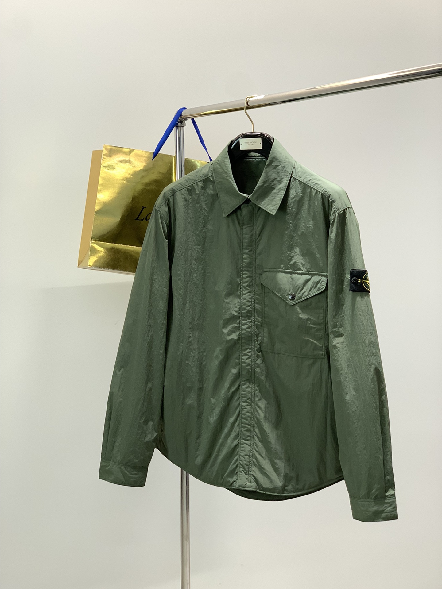 NO:608843,,Stone Island, the latest model for winter 2025, available at counters simultaneously, original goods, popular fashionable casual cotton lapel jacket, imported original fabric, unique design, top embroidery craft letter pattern decorative logo, simple and fashionable, handsome upper body, complete three labels, size M-4XL,,jackets & coats,alexander wang19860909,Stone Island 石头岛,2025冬季最新款,专柜同步有售,原单狠货,爆款时尚休闲棉翻领外套,进口原版面料,独特设计,顶级刺绣工艺字母图案装饰logo,简约时尚 ,上身帅气,三标齐全, 码数M-4XL,,jackets & coats,alexander wang,Men's clothing