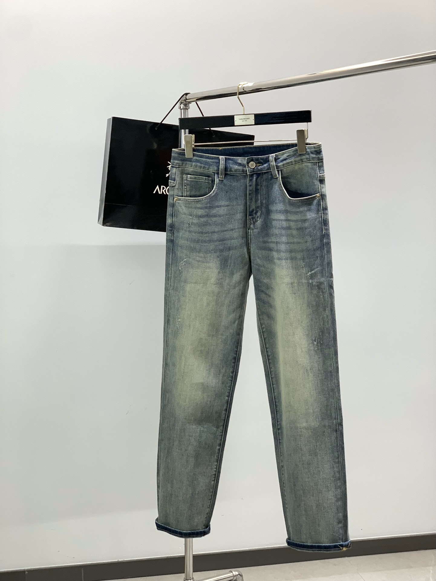 NO:608837,, ARCTERYX, 2025 autumn new product, fashionable and casual washed jeans, available at counters simultaneously, original order, imported original fabrics, top-notch printing technology, letter pattern logo, extremely high grade, easy to match, handsome and stylish upper body, code number 28-38, arc'teryx, jeans, alexander wang19860909,ARCTERYX 始祖鸟,2025秋季新品,时尚休闲水洗牛仔裤,专柜同步有售,原单狠货,采用进口原版面料,顶级印花工艺字母图案logo,档次极高,从容百搭,上身帅气有型,码数28-38,arc'teryx,jeans,alexander wang,Men's clothing