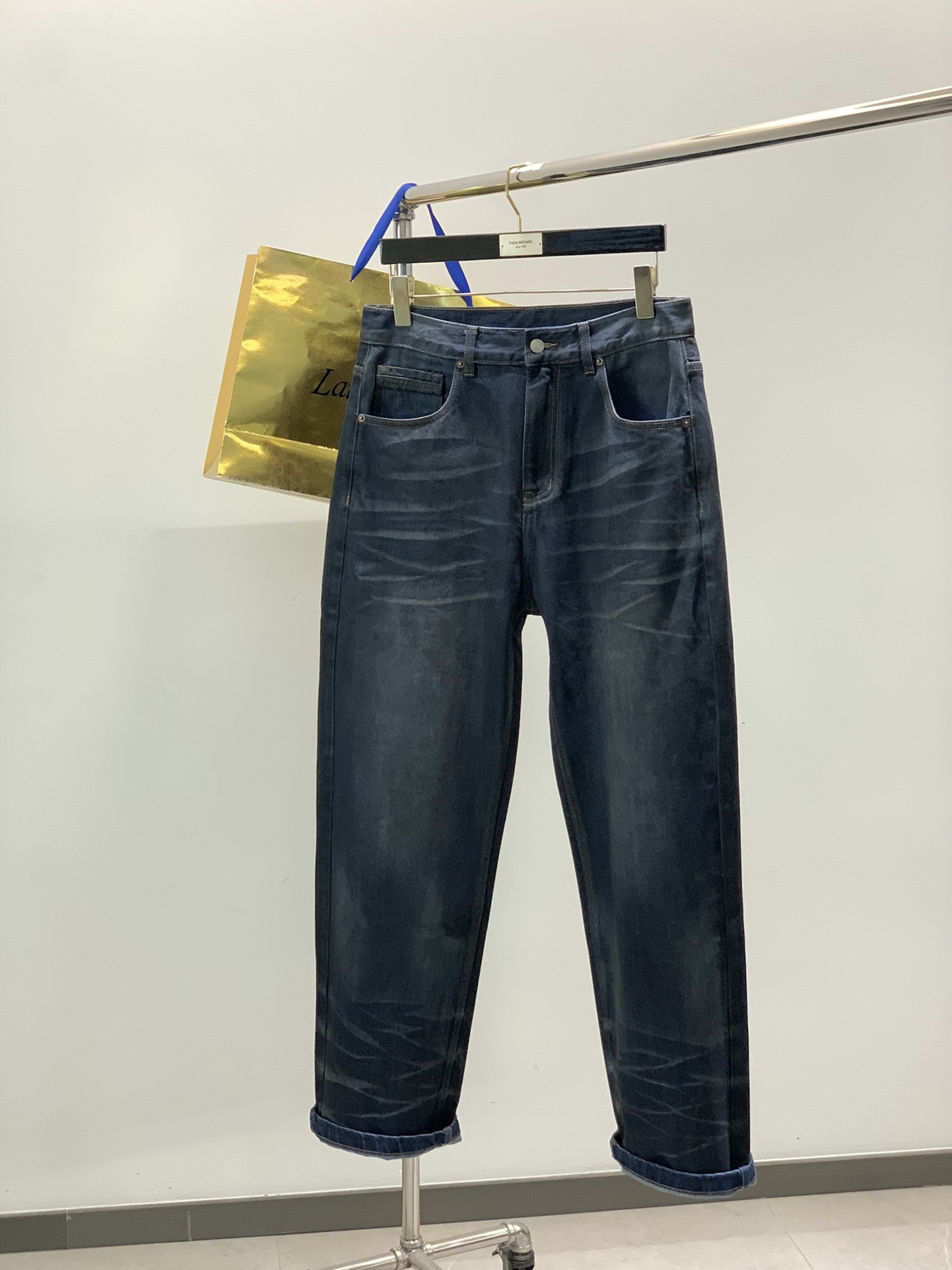 NO:608866,, Acne Studios Swedish fashion brand, 2025 autumn and winter latest style, fashionable casual jeans, available at official website counters, original goods, top-notch printing technology letter pattern logo, original hardware accessories decoration, highlighting the personality of young people, soft and delicate feel, fashionable upper body, complete three labels, size M-3XL,,acne studios,dior,jeans,alexander wang19860909,Acne Studios 瑞典时尚品牌,2025秋冬最新款,时尚休闲牛仔裤,官网专柜同步有售,原单狠货,顶级印花工艺字母图案logo,原版五金辅料装饰,彰显着年轻人的个性,手感柔软细腻,上身时尚潮流,三标齐全,码数M-3XL,,acne studios,dior,jeans,alexander wang,Men's clothing