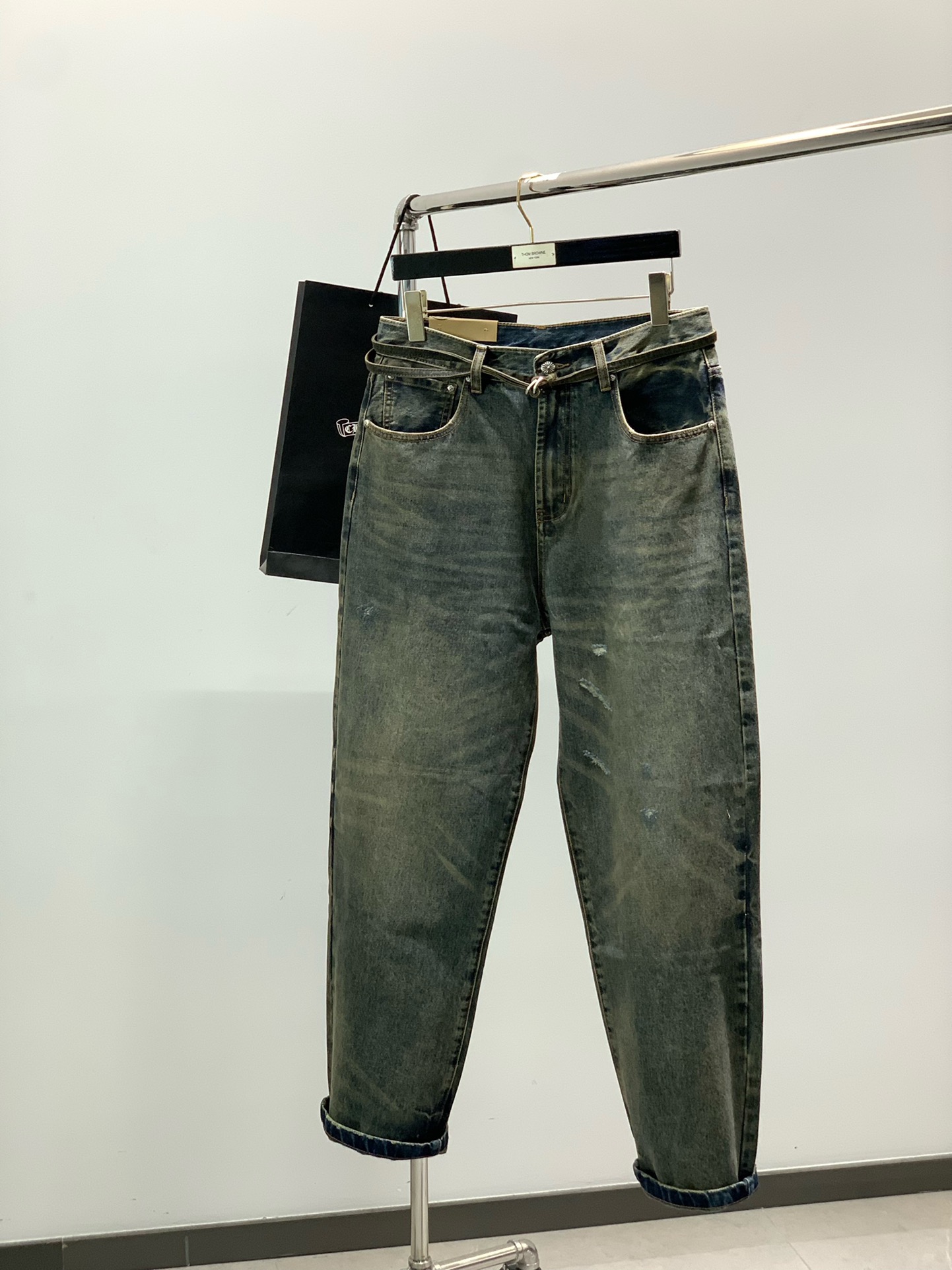 NO:608847,, Chrome Hearts, 2025 autumn and winter new products, available at counters simultaneously, original goods, fashionable casual washed jeans, using imported original fabrics, top-notch printing technology letter pattern logo, original hardware accessories decoration, unique design, fashionable and handsome upper body, size M-3XL,, chrome hearts, chrome hearts, jeans, alexander wang19860909,Chrome Hearts 克罗心,2025秋冬新品,专柜同步有售,原单狠货,时尚休闲水洗牛仔裤,采用进口原版面料,顶级印花工艺字母图案logo,原版五金辅料装饰,独特设计,上身时尚帅气,码数M-3XL,,chrome hearts,chrome hearts,jeans,alexander wang,Men's clothing